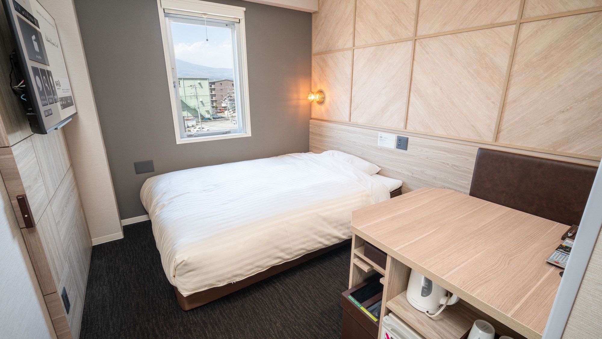 Bàn làm việc rộng rãi giúp công việc dễ dàng hơn