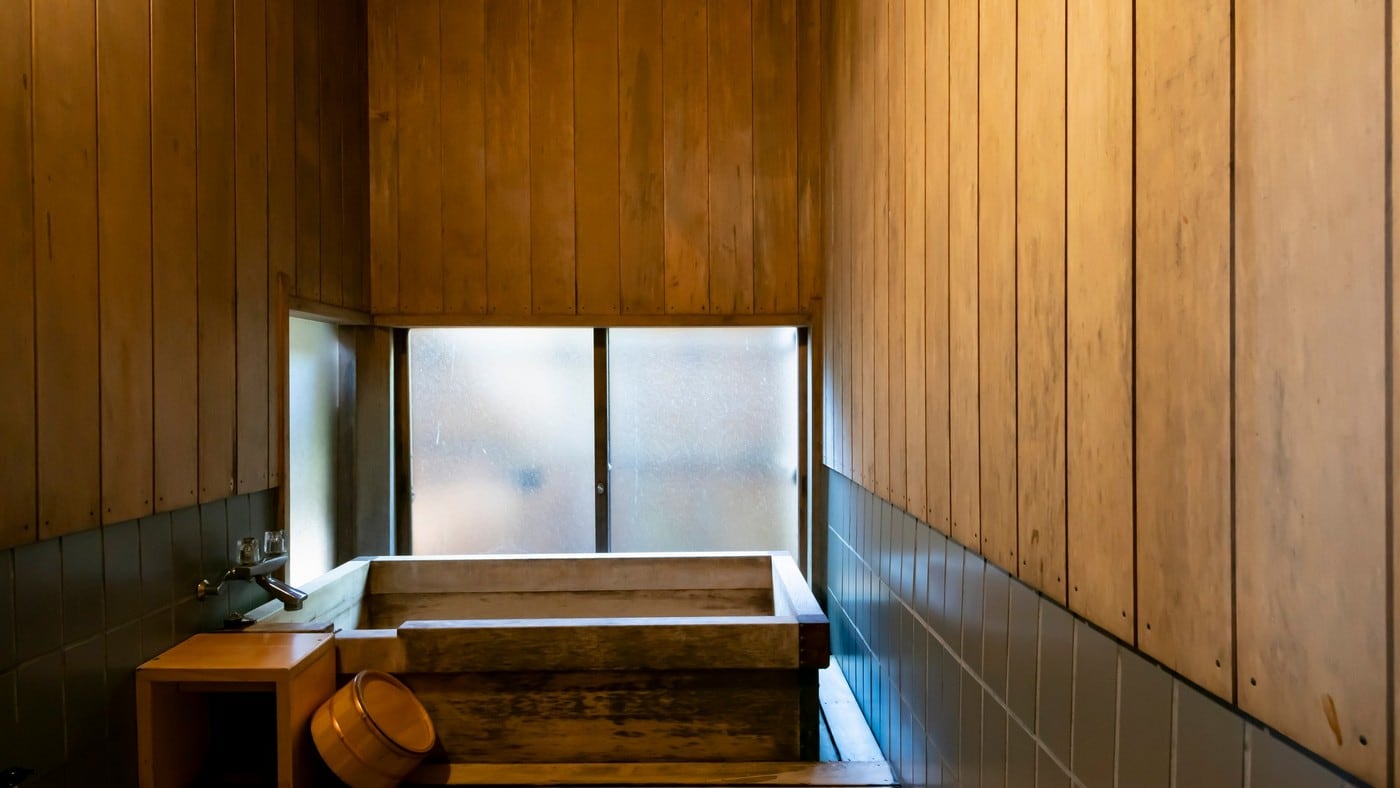[Wakatake] Please enjoy the cypress-made indoor bath.