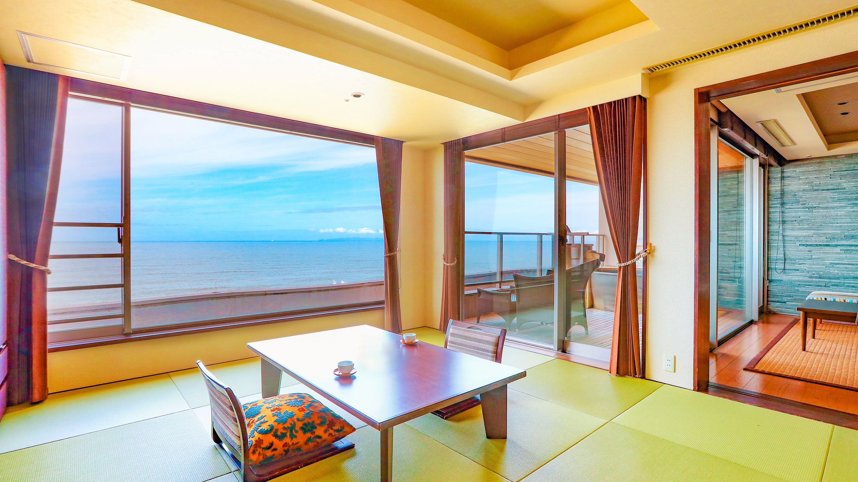 Suite có bồn tắm lộ thiên và giường đôi kiểu Nhật (phía biển)