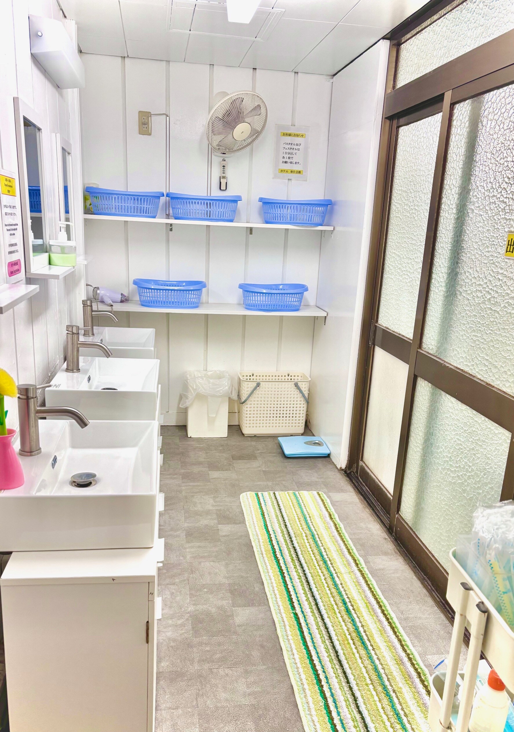 男浴室更衣室
