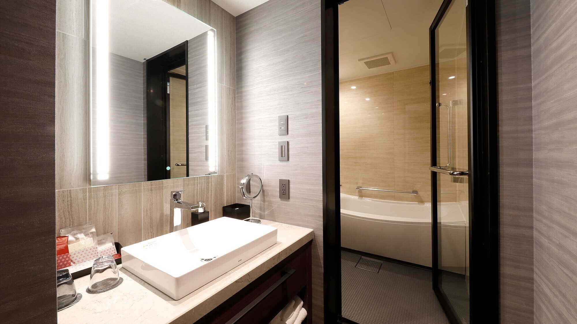 Phòng Junior Suite (40 mét vuông): Tận hưởng thời gian hòa mình vào thiên nhiên giữa những chiếc lá mùa thu đầy màu sắc.