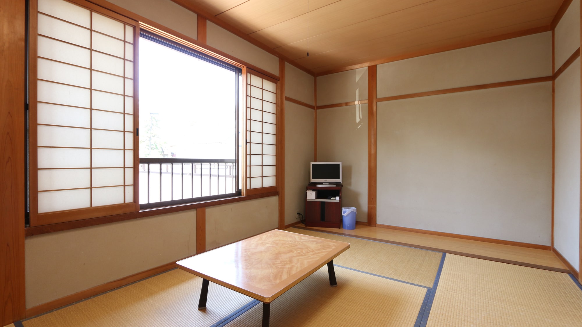 A cozy standard Japanese-style room. Although it is not on the ocean side, you can relax here.