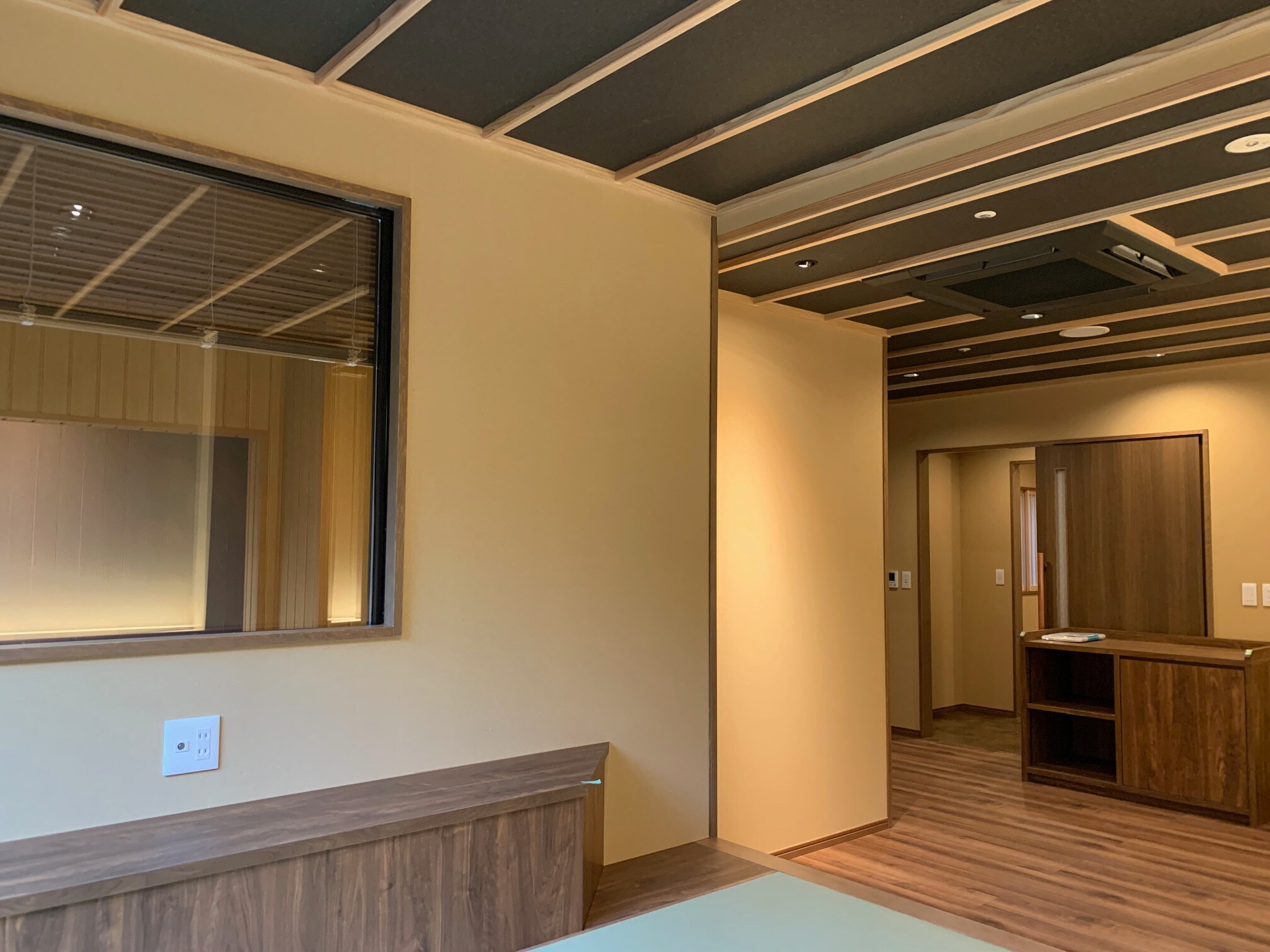 日式西式房間內部，設有露天浴池