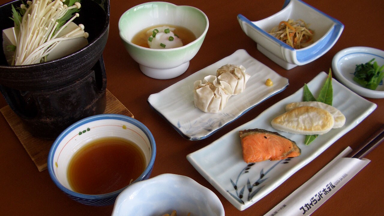 *早餐我們提供每日更換的日式套餐。我們還有麵包、咖啡和茶。