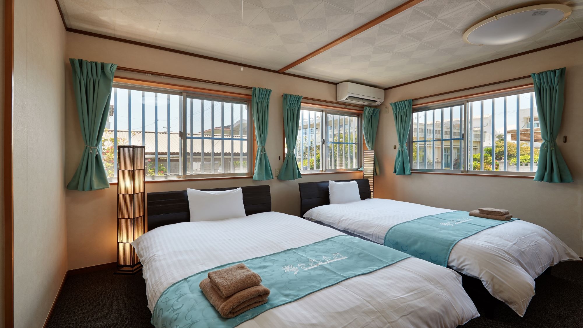 This is a twin bed bedroom.