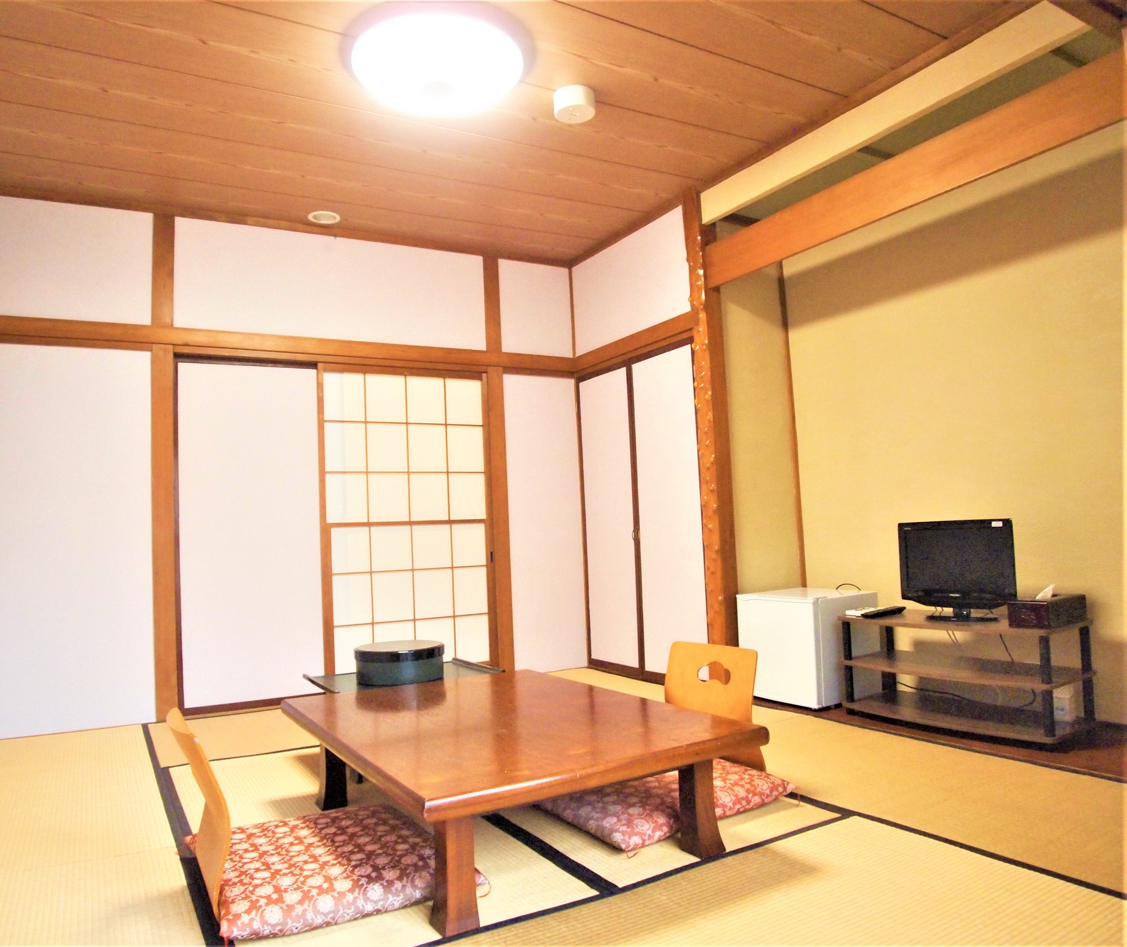 Japanese-style room 8 tatami mats (2 rooms on the 2nd floor)