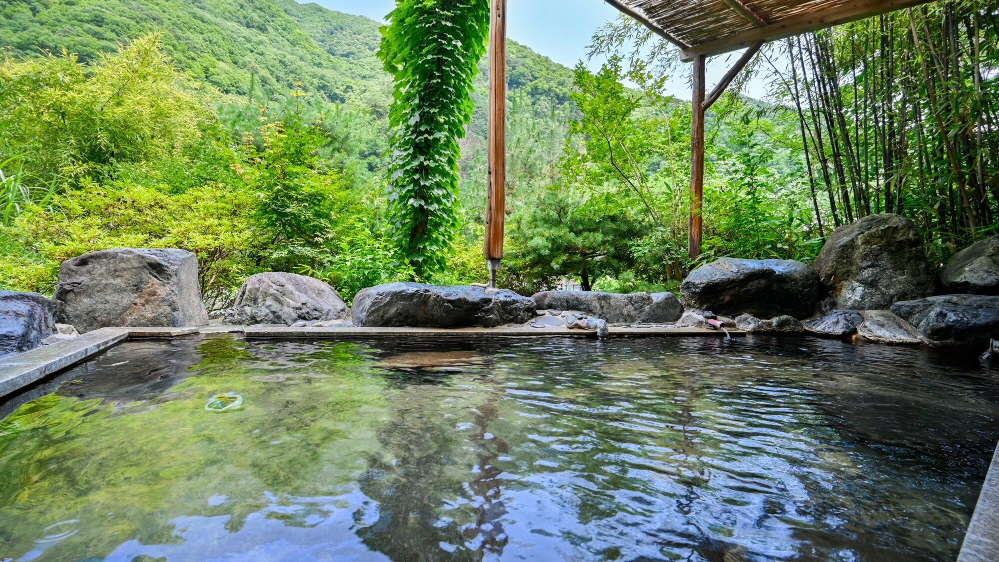 [Mixed-bathing outdoor bath, Iwa-kyo] Enjoy the scenery that resembles a landscape painting.