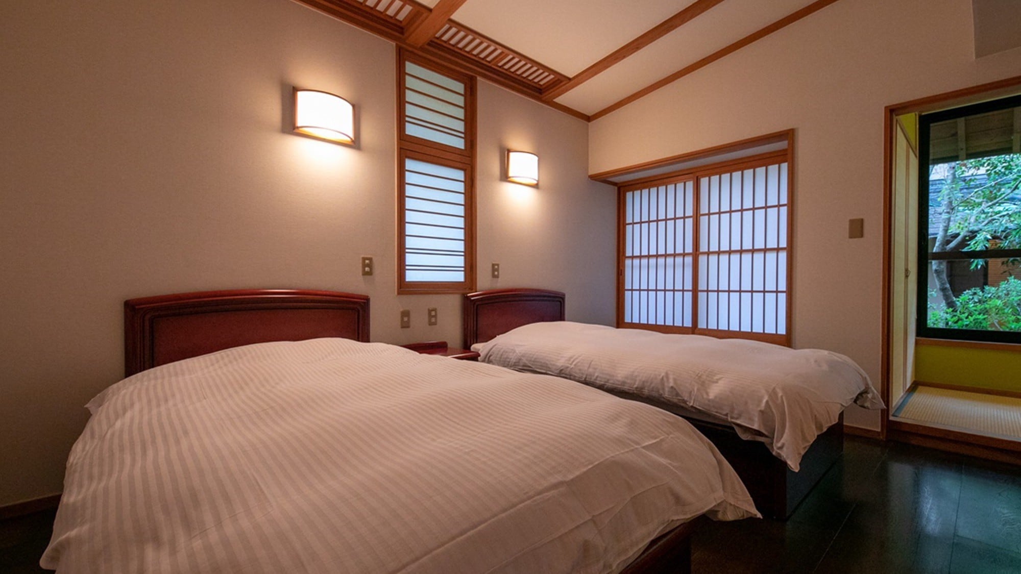 Separate Japanese-Western style room (with open-air bath)