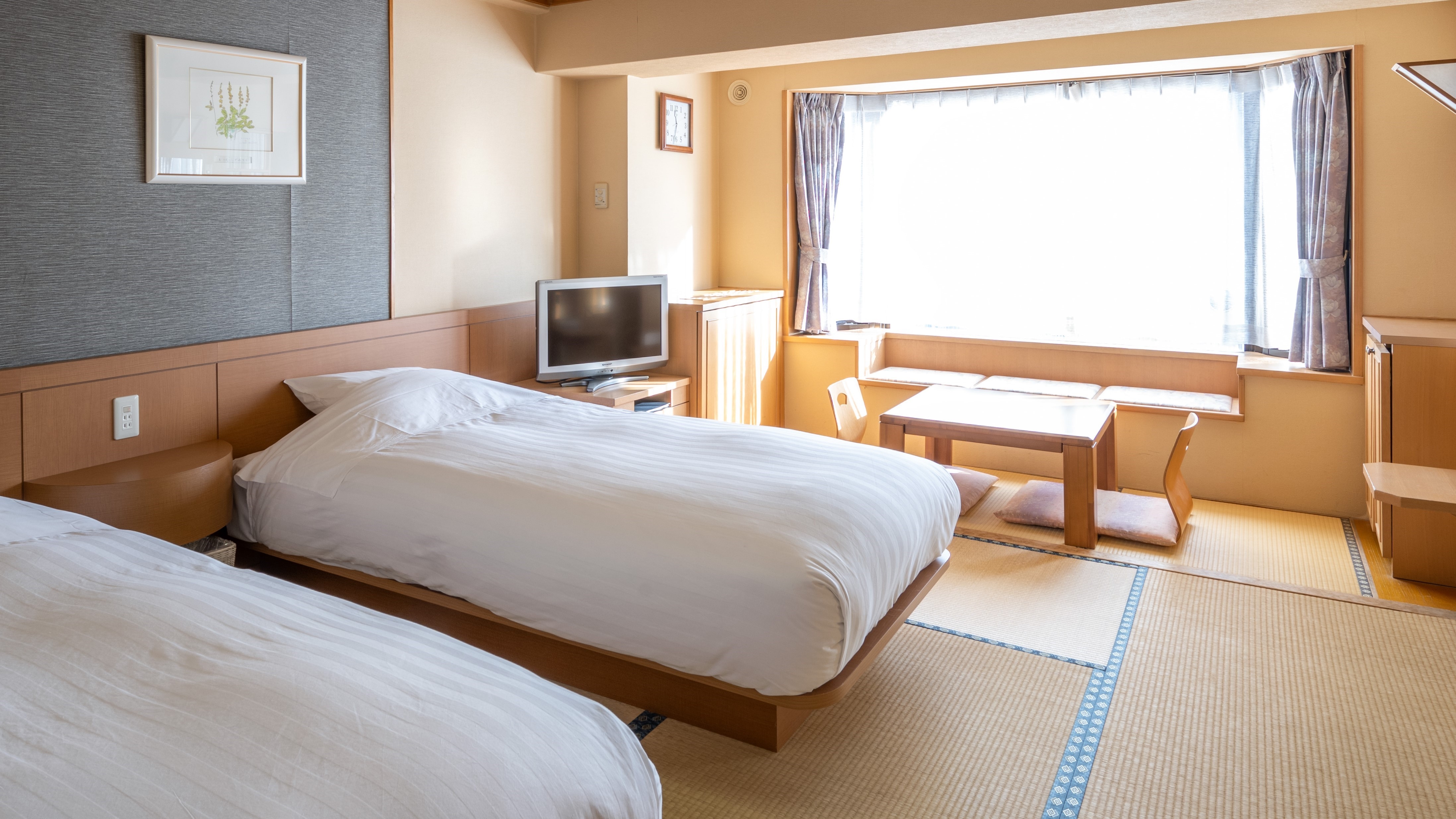 [山侧] 日式双床房 / 山侧有床的日式房间。
