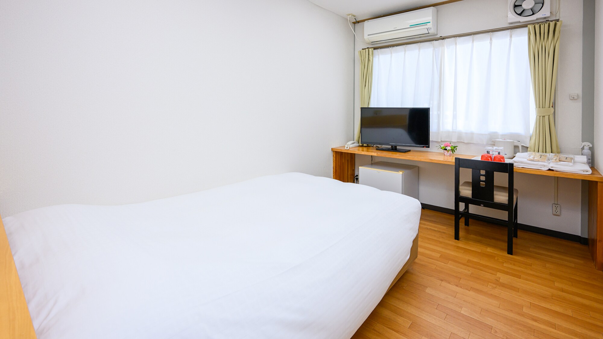 All rooms are equipped with semi-double size French beds.