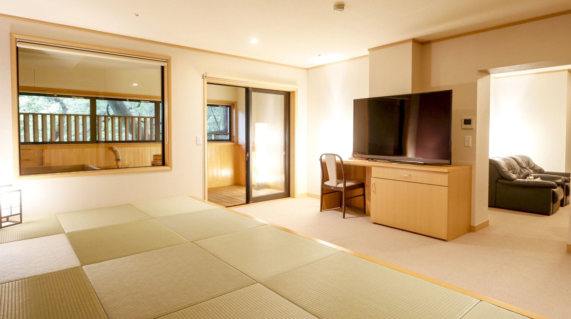 [ฮานาชิโระ: ชิเอ็ง] ห้องสไตล์ญี่ปุ่น-ตะวันตก ประกอบด้วยสามส่วน: ห้องนั่งเล่น ห้องสไตล์ญี่ปุ่น และห้องเล็ก