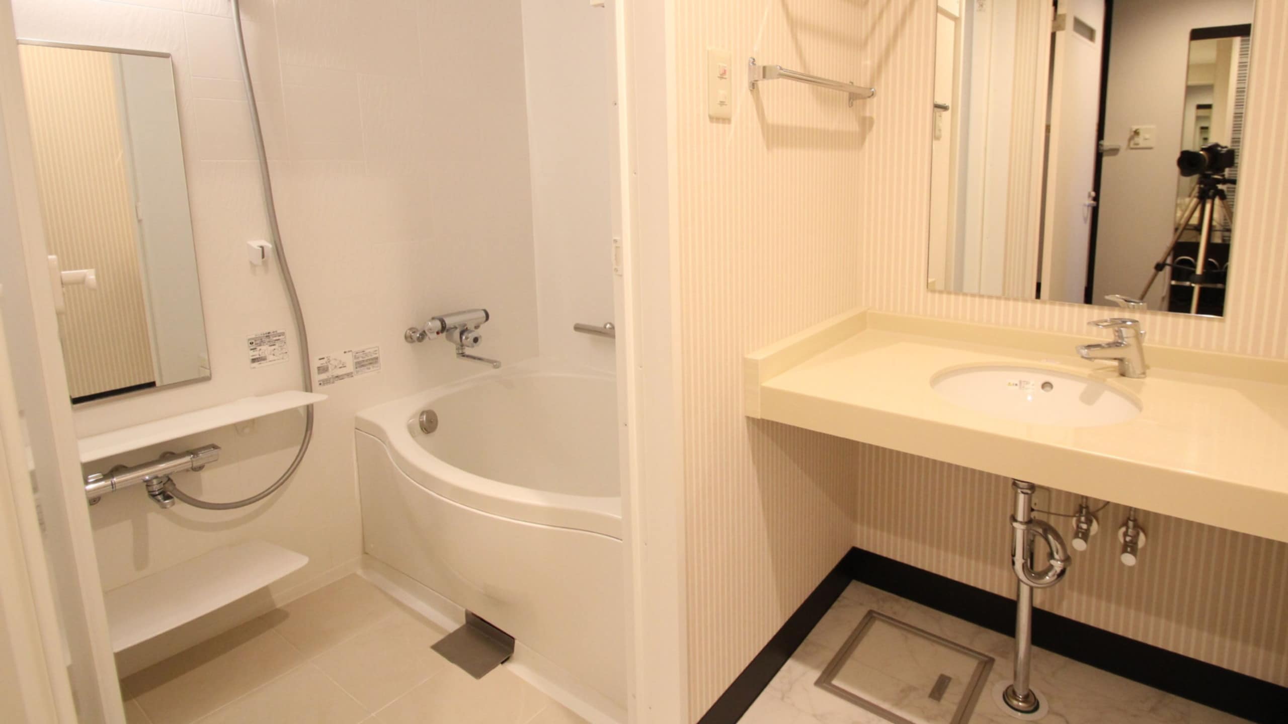 Bathroom (fourth room/separate bathroom and toilet)