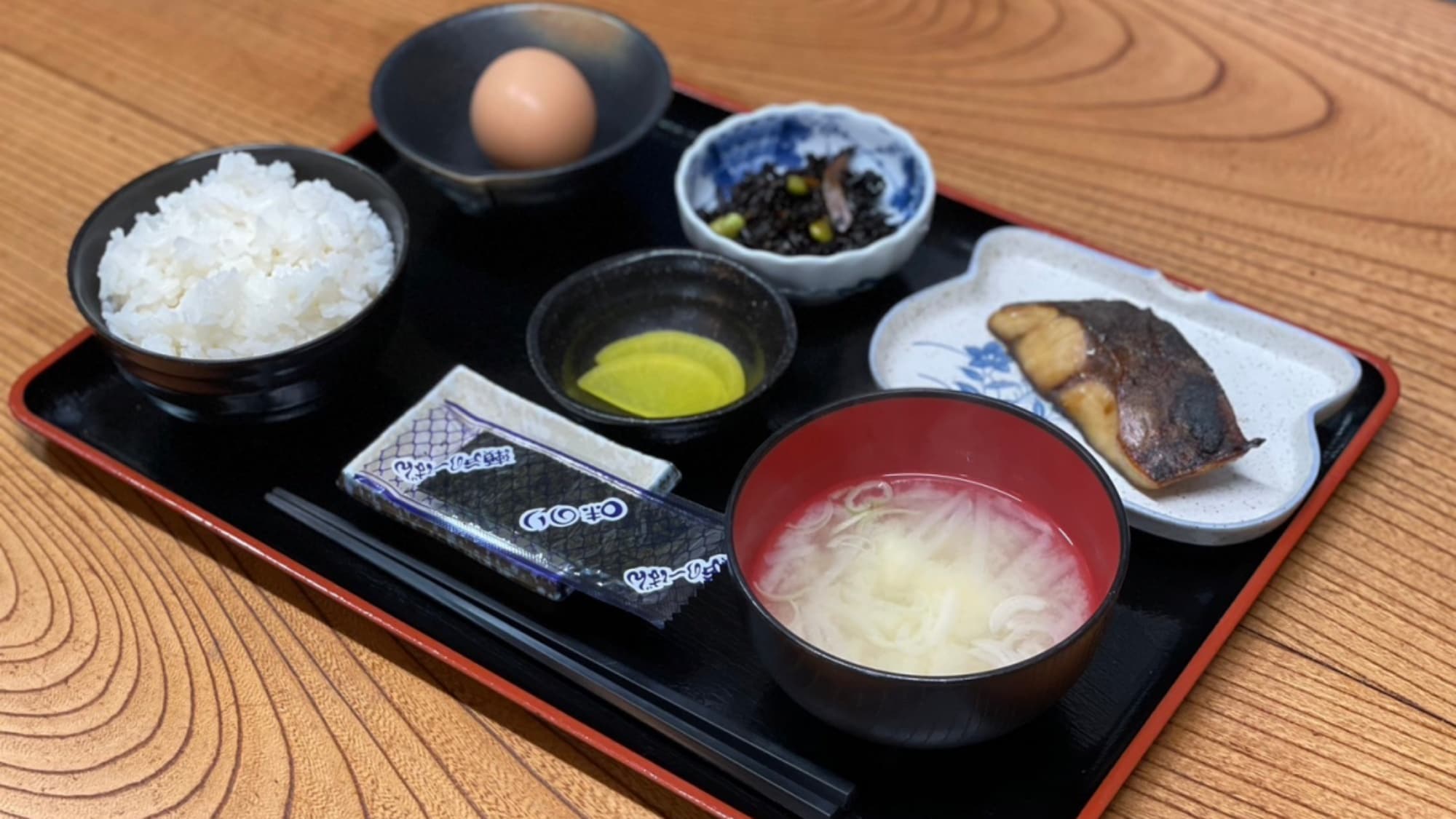 *[早餐示例]烤鰤鱼和福地鸡蛋盖饭