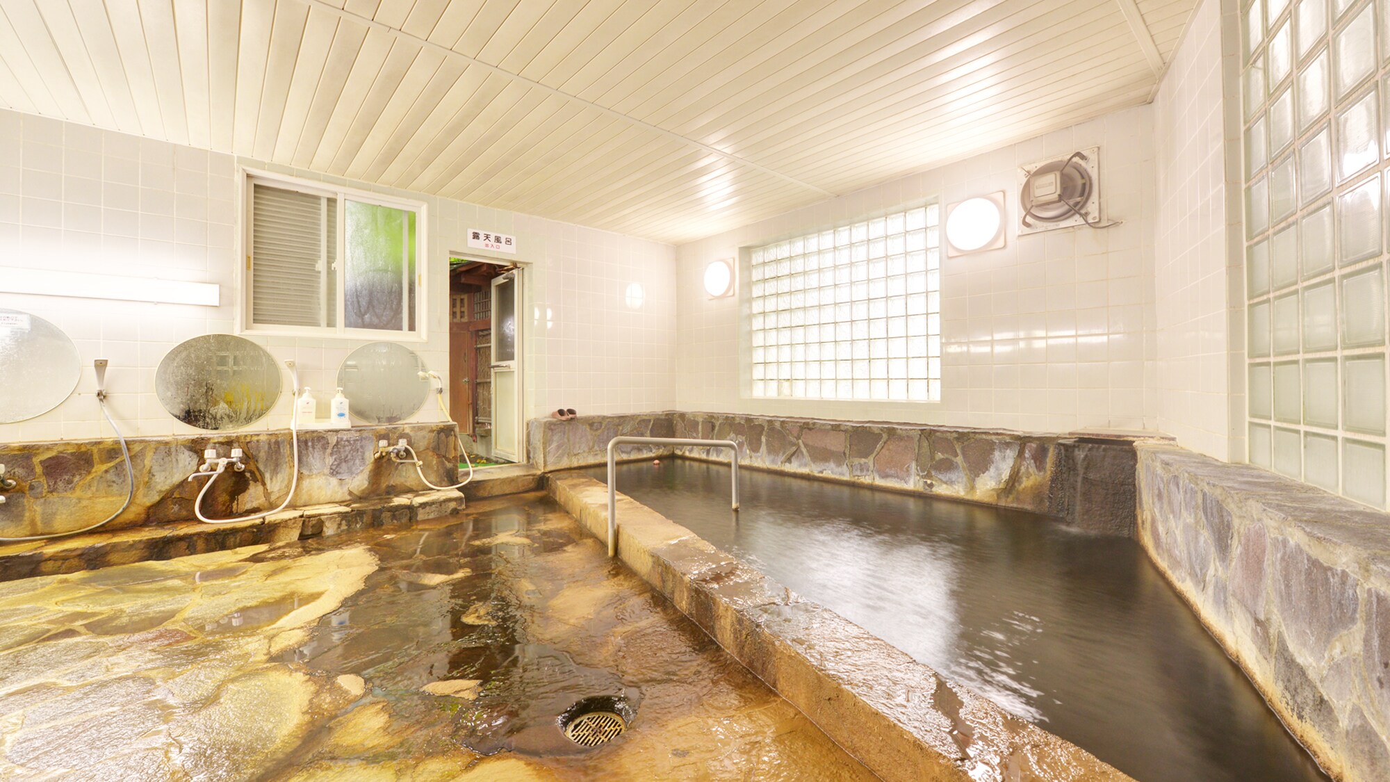 *女浴池/泉質為碳酸氫鹽泉。泡沫包裹著您的肌膚，讓您享受舒緩的沐浴。淡淡的硫磺香味也很好聞。