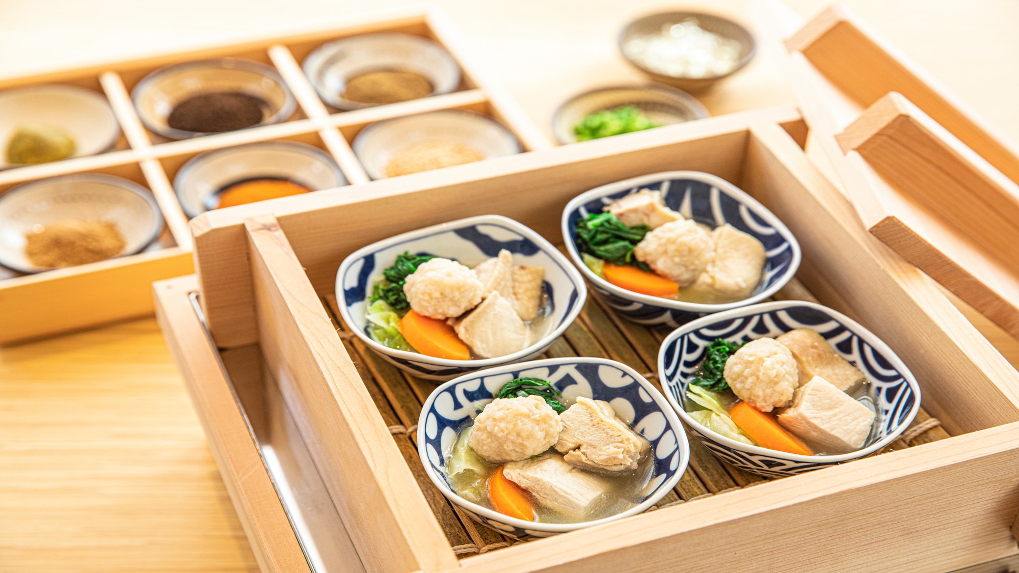 มิซึทากิ มิซึทากิคืออาหารเลิศรสที่เป็นตัวแทนของฮากาตะ เพลิดเพลินกับเครื่องปรุงรสที่คุณชื่นชอบ เช่น พริกยูซุ