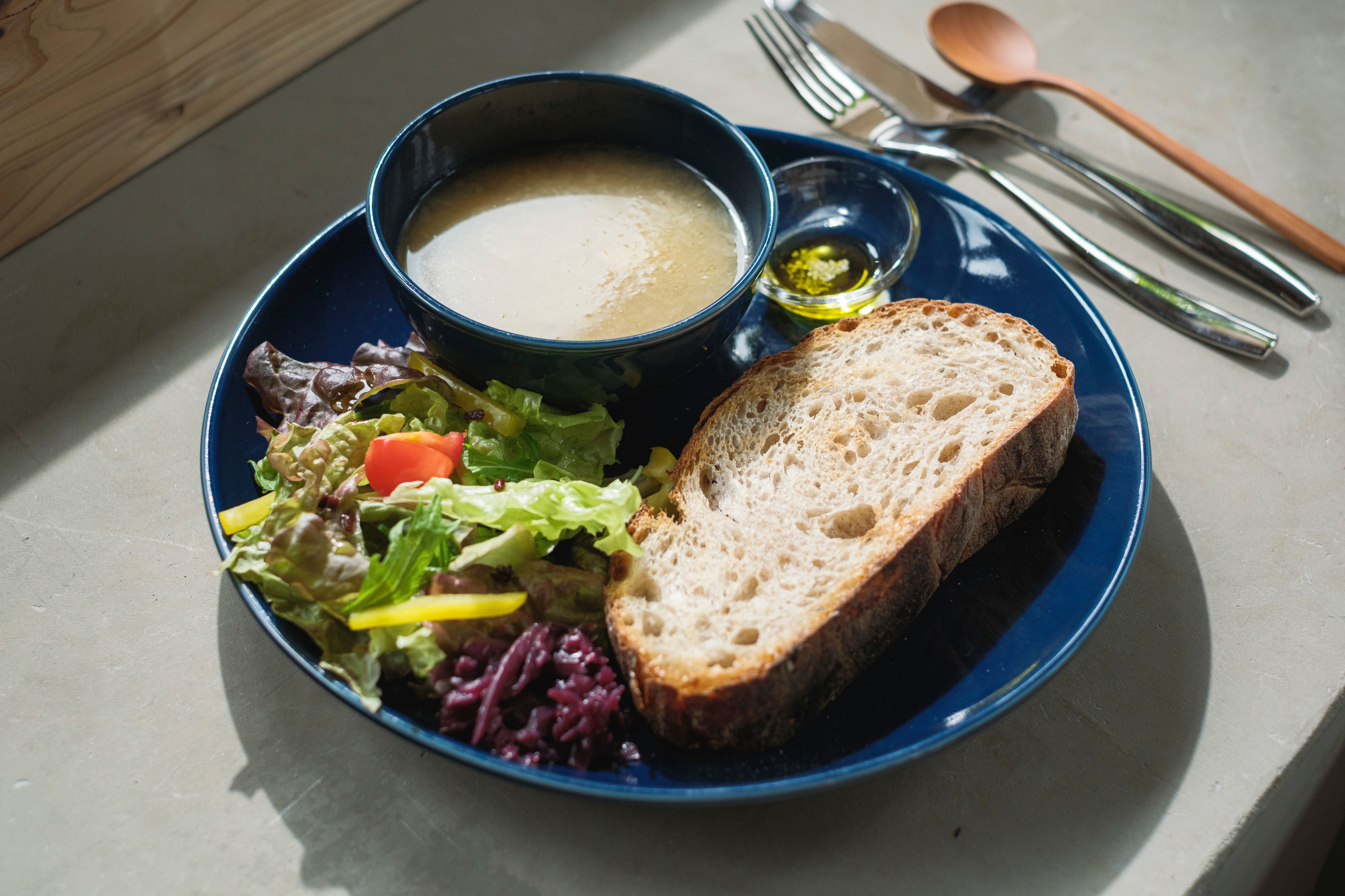 Pagi | Hidangan pagi yang berisi campagne populer, sup, dan salad yang dibuat dengan banyak koji, dan ham ayam