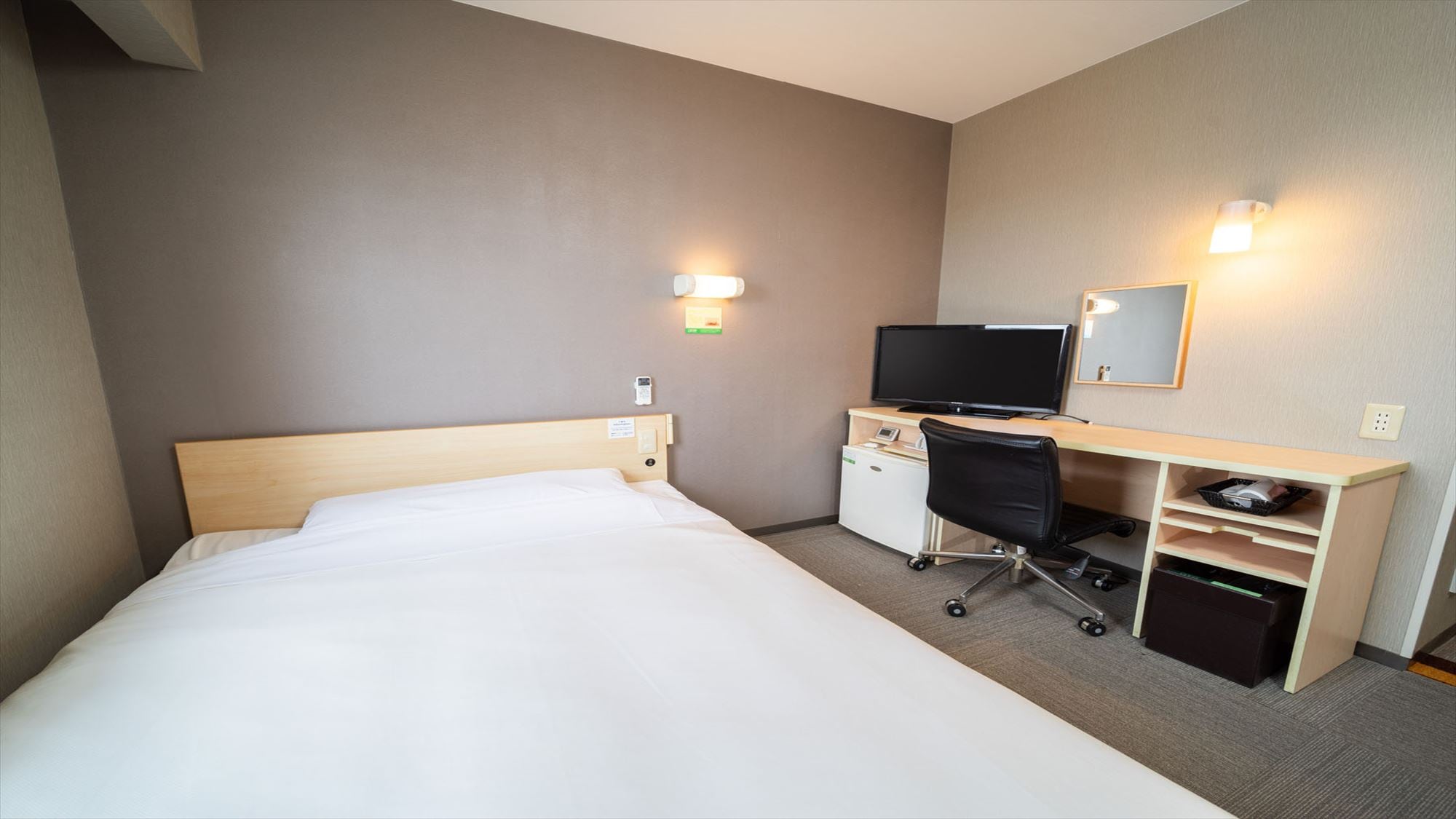 You can sleep soundly on the 140cm wide bed.