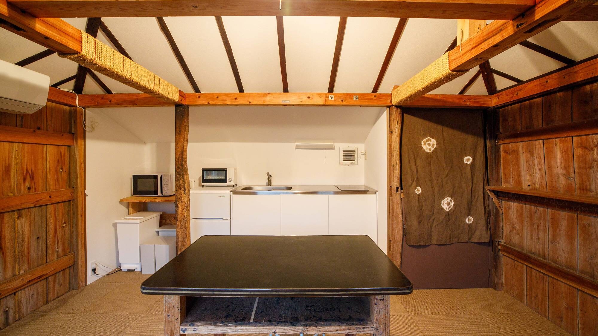 ＜Sea View Roof Inn＞ Interior and Food