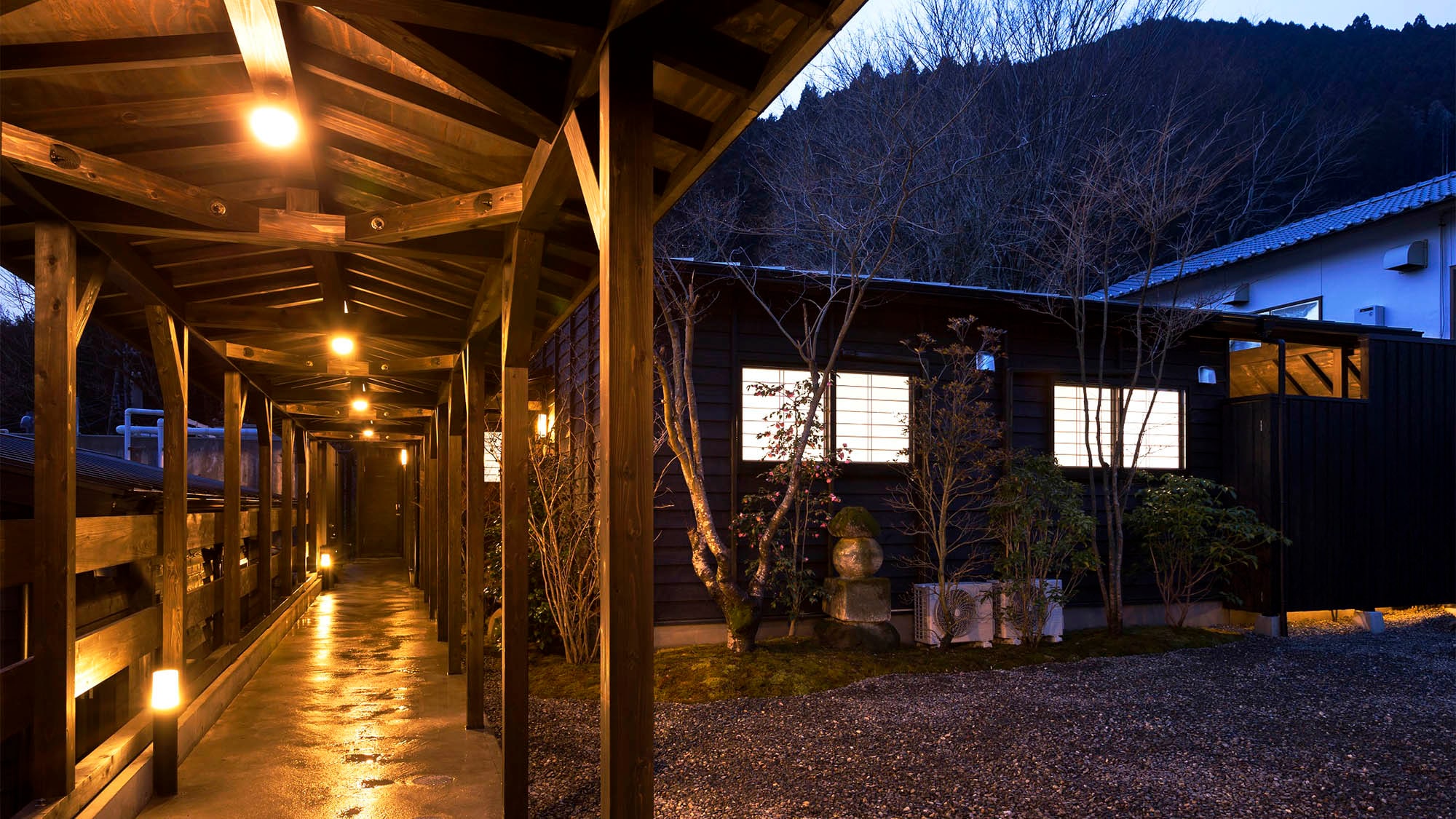 ・ <Exterior of the annex> Please spend your time enjoying the chirping of birds.