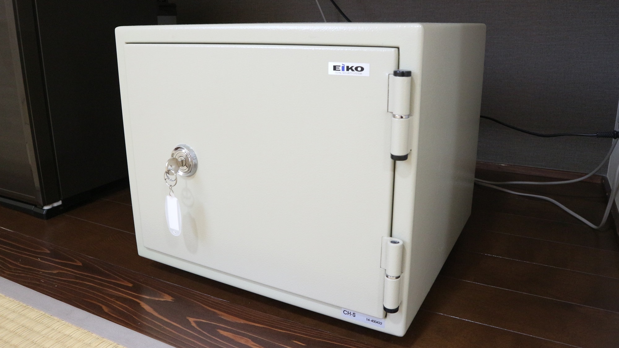 * Room facilities / TV, safe, refrigerator