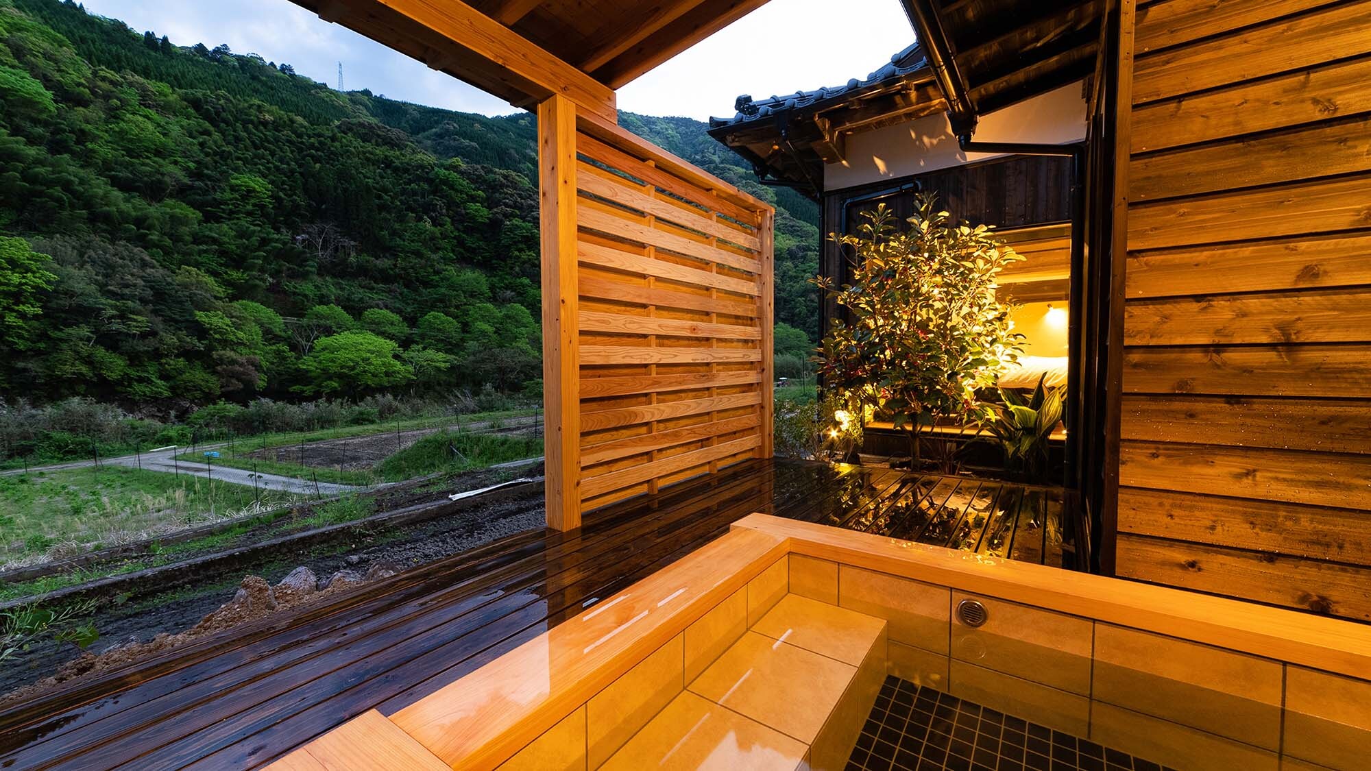 ・[Open-air bath] On sunny days, you can relax and enjoy the starry sky.
