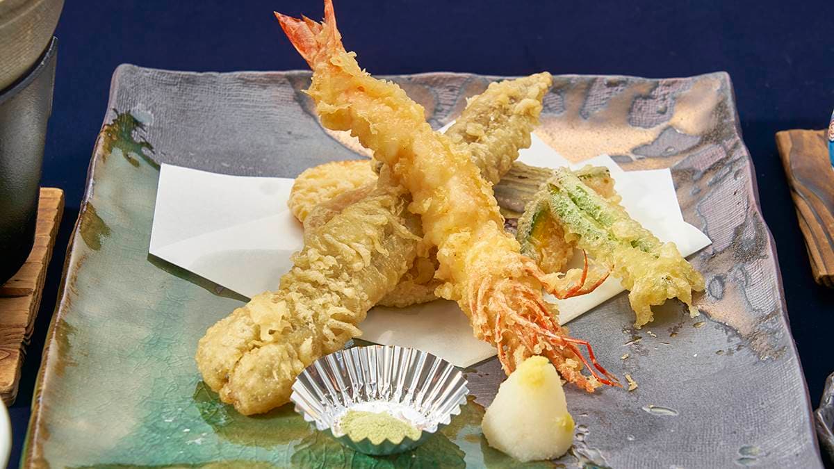 “天然明石蝦天婦羅”是在高溫下短時間油炸而成，即使在寒冷的情況下也能享受到酥脆的口感。