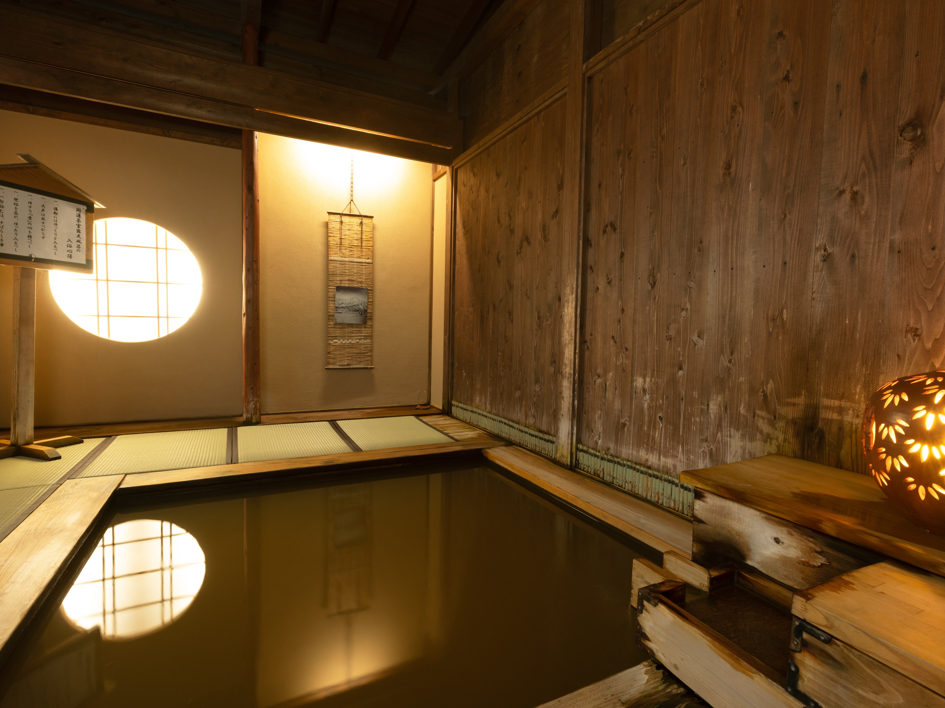 Pemandian umum besar, Tsuki Mikage no Yu, Pemandian Terbuka Kaiun TeahousePemandian udara terbuka dengan tikar tatami, seperti kedai teh.