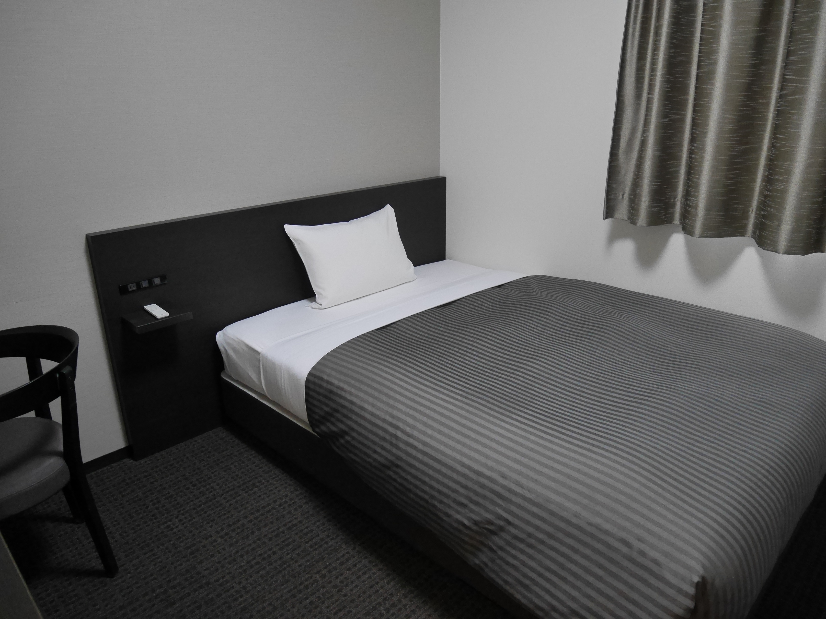 Single room: 140cm wide bed, double-width Simmons pocket coil bed