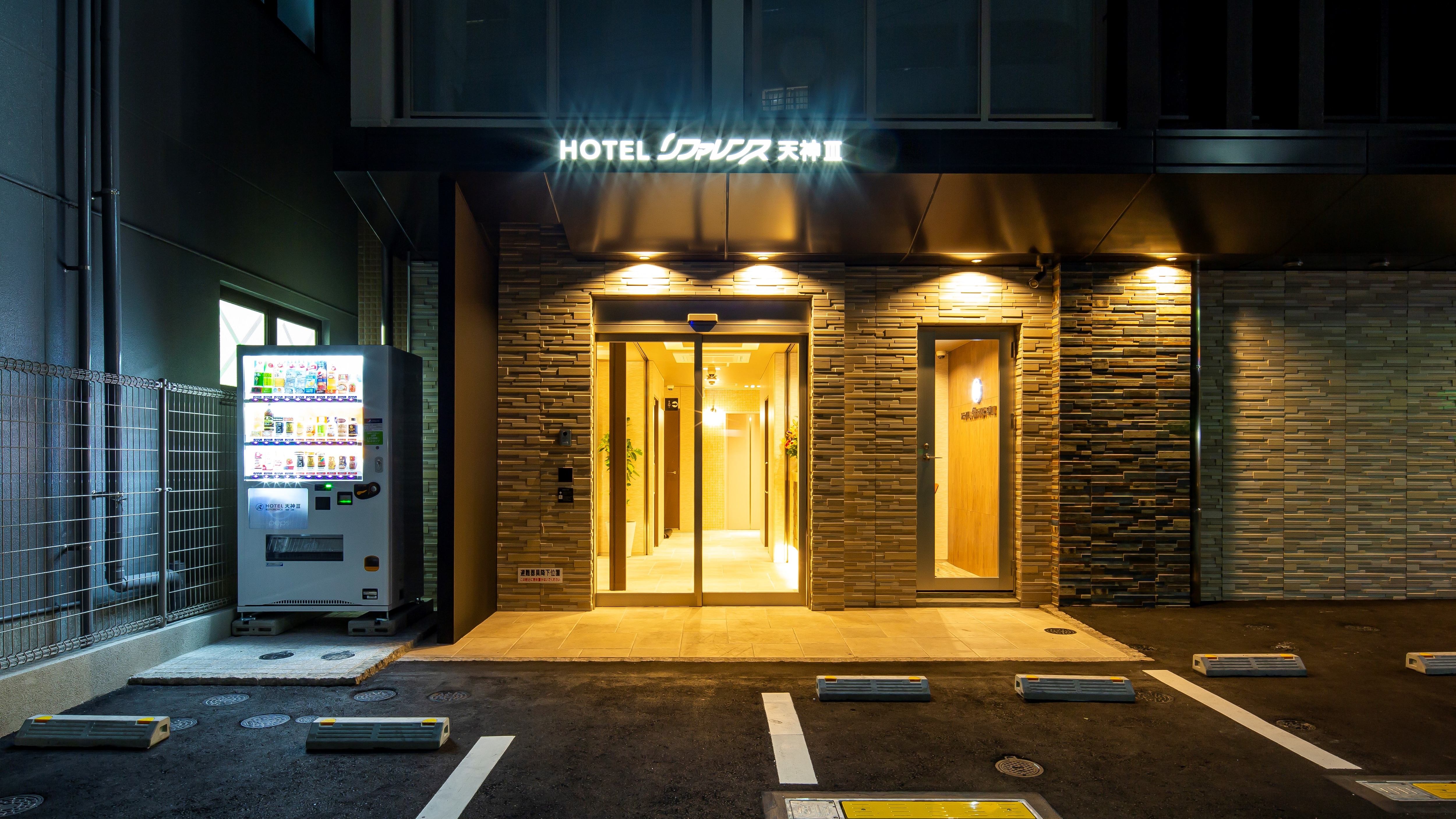 Hotel_entrance