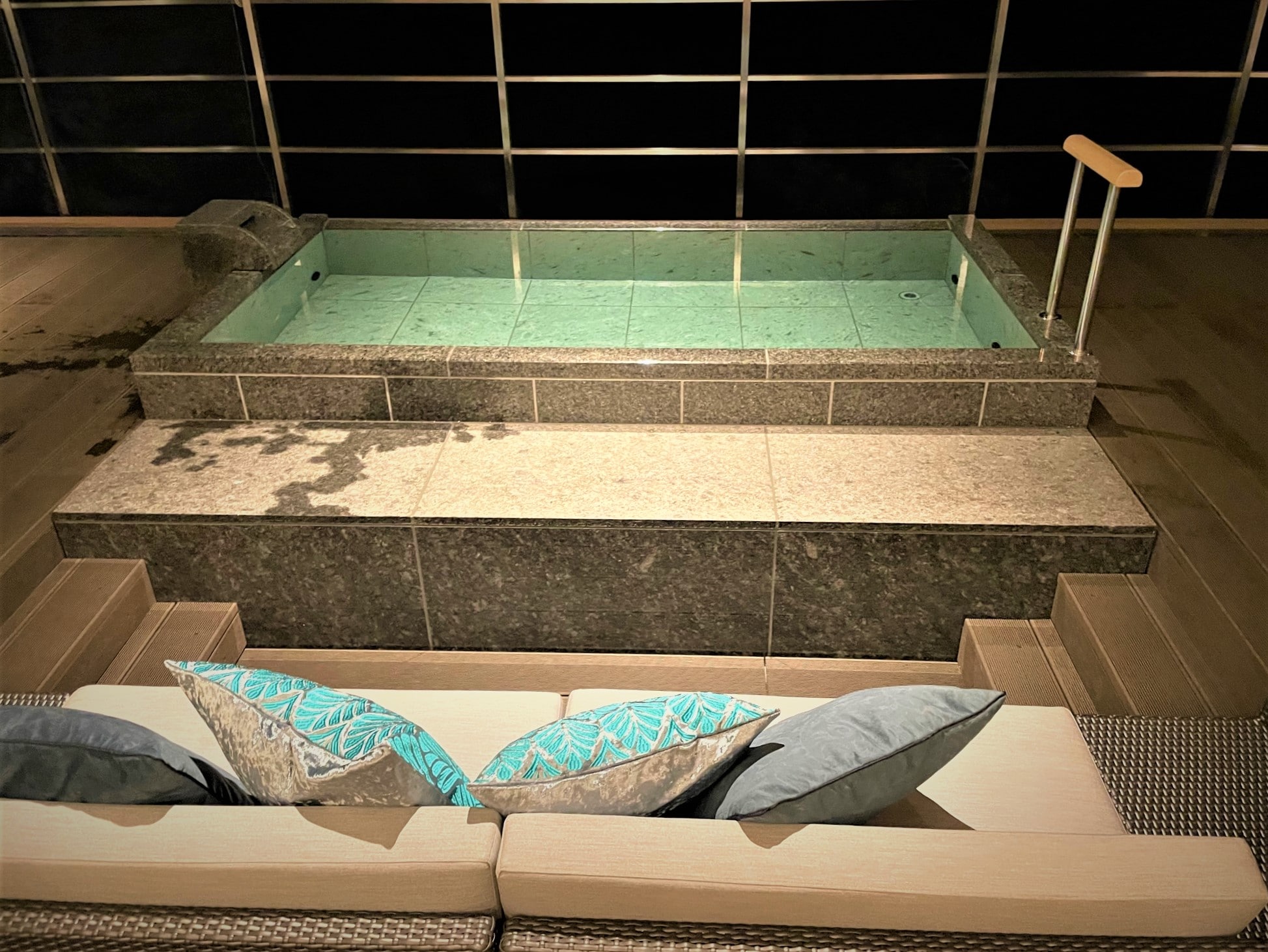 高級型戶外客廳及客房露天浴池（酒店最大的客房浴池）