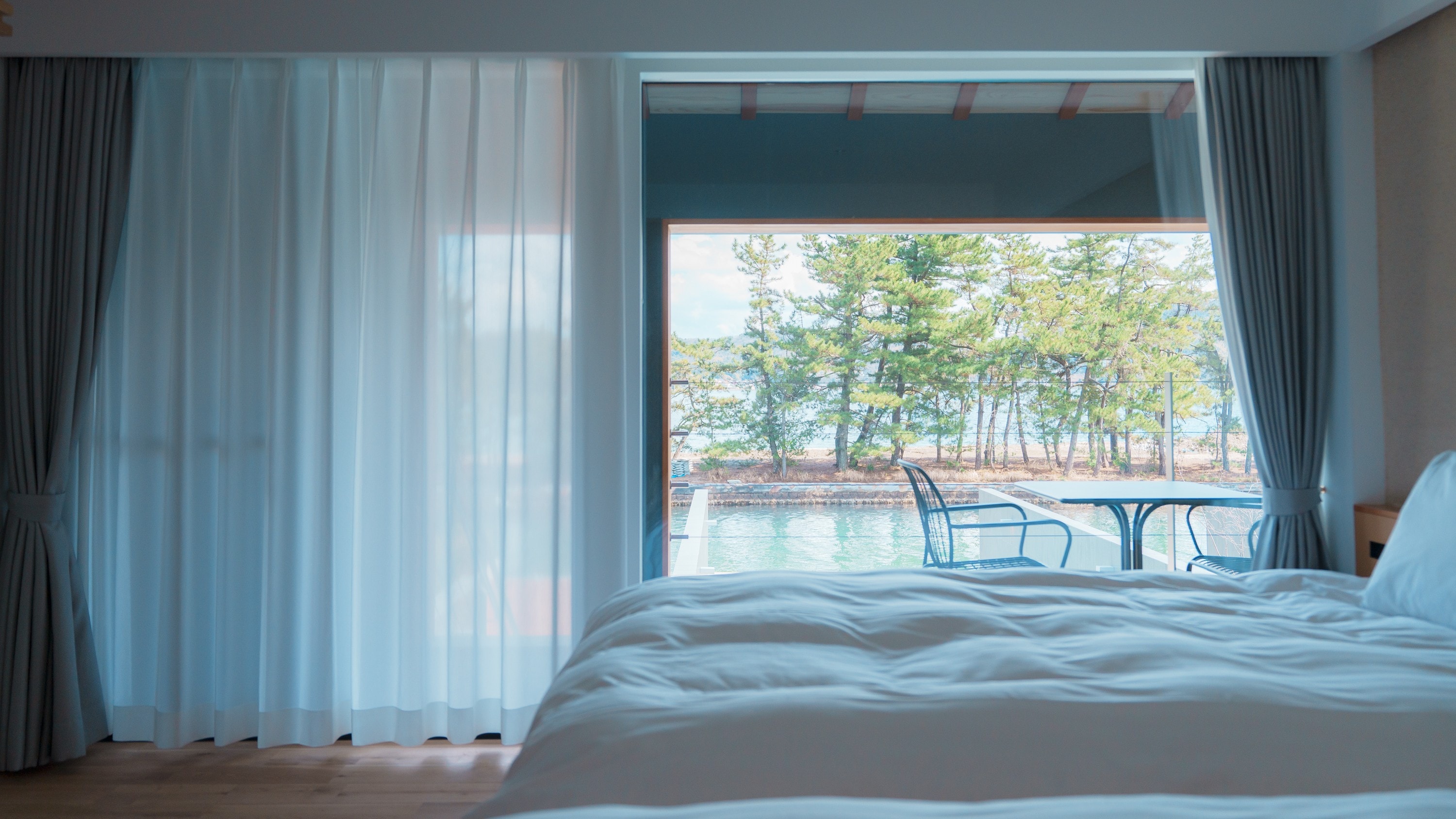 [Dawn] A bedroom with a terrace overlooking Amanohashidate and the canal.