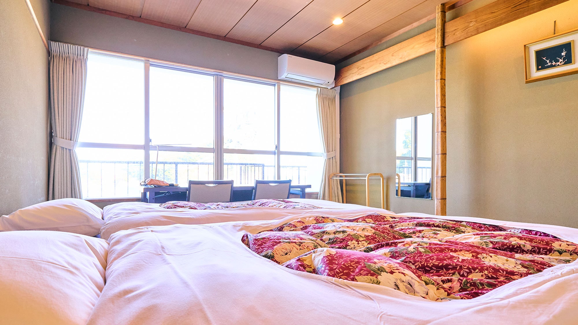 ・[Japanese-Western style room] You can enjoy the view outside while lying down on the fluffy bed.