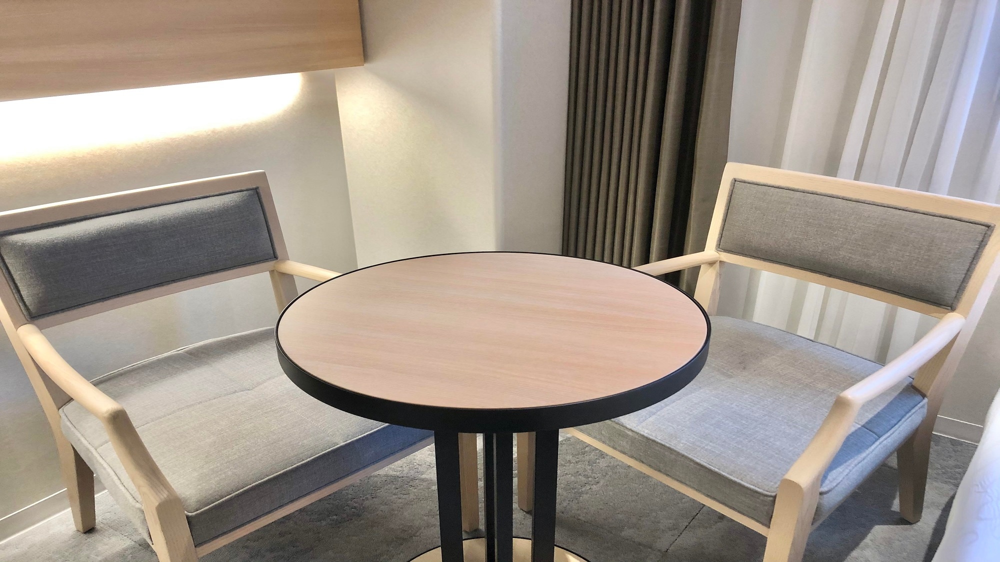 [Desk and chairs] Comfortable chairs and a round table.