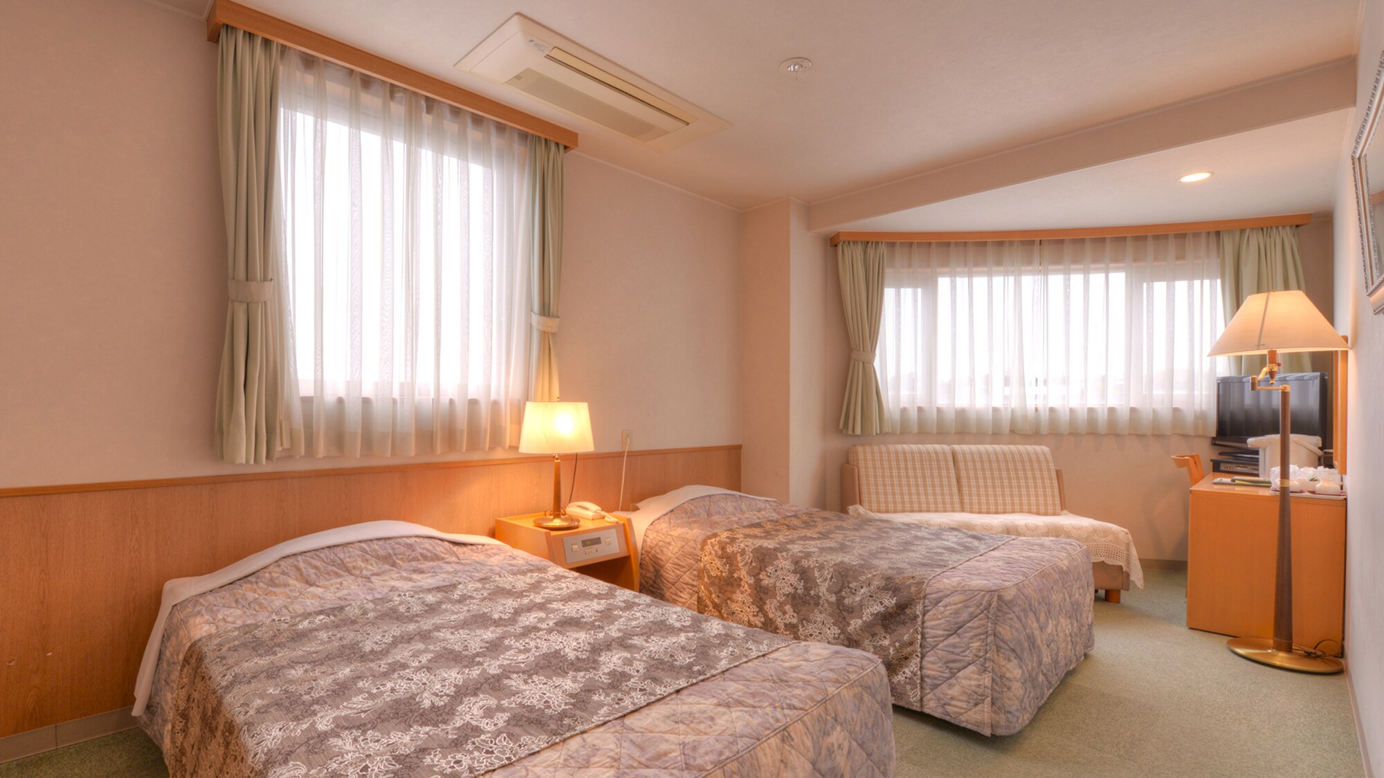 *Japanese-Western room (example of guest room)/A room where you can enjoy the best of both Japanese and Western styles. Please relax and unwind in this spacious room.