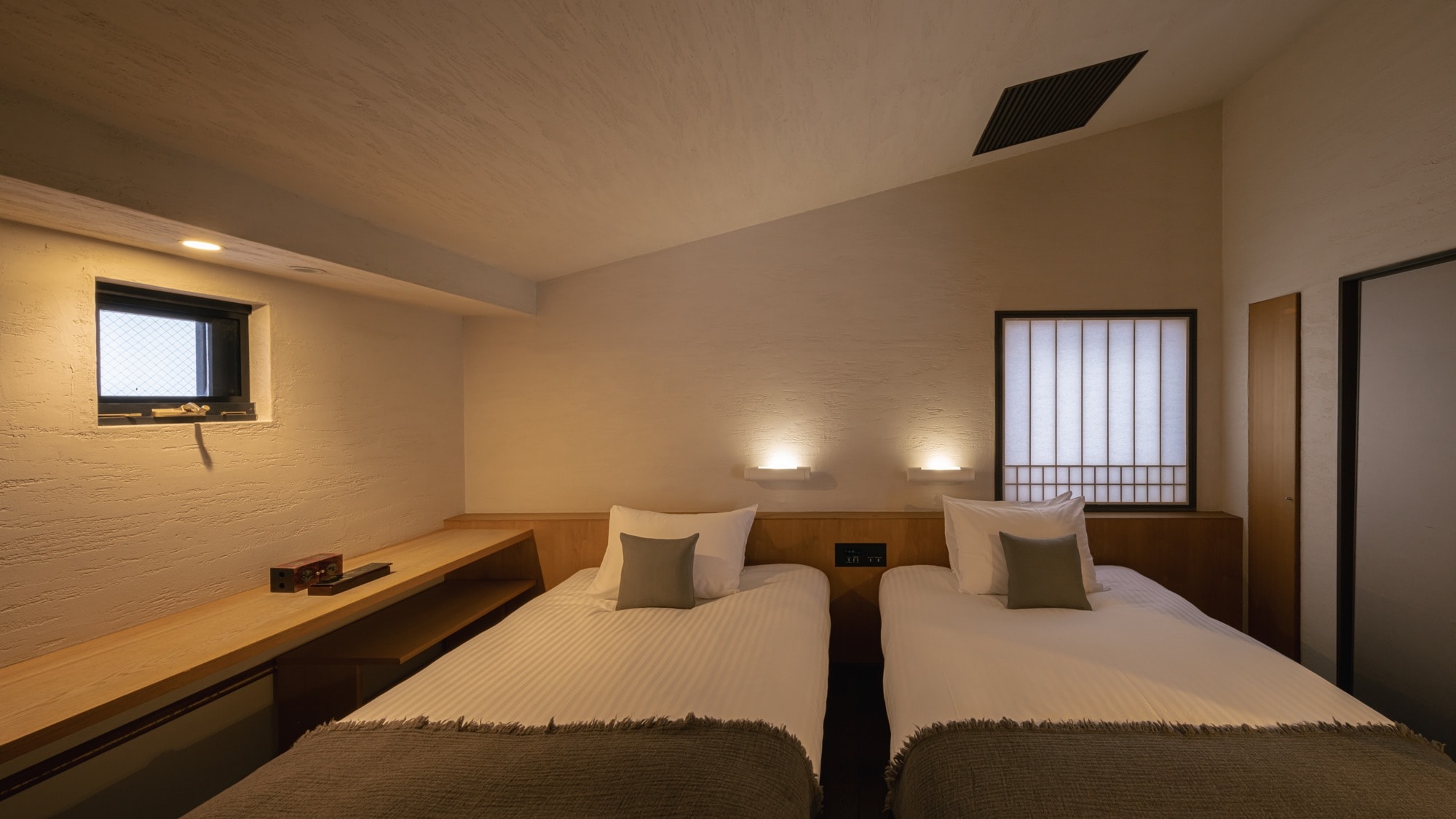 Suite pemandian air panas semi-terbuka dengan 4 tempat tidur