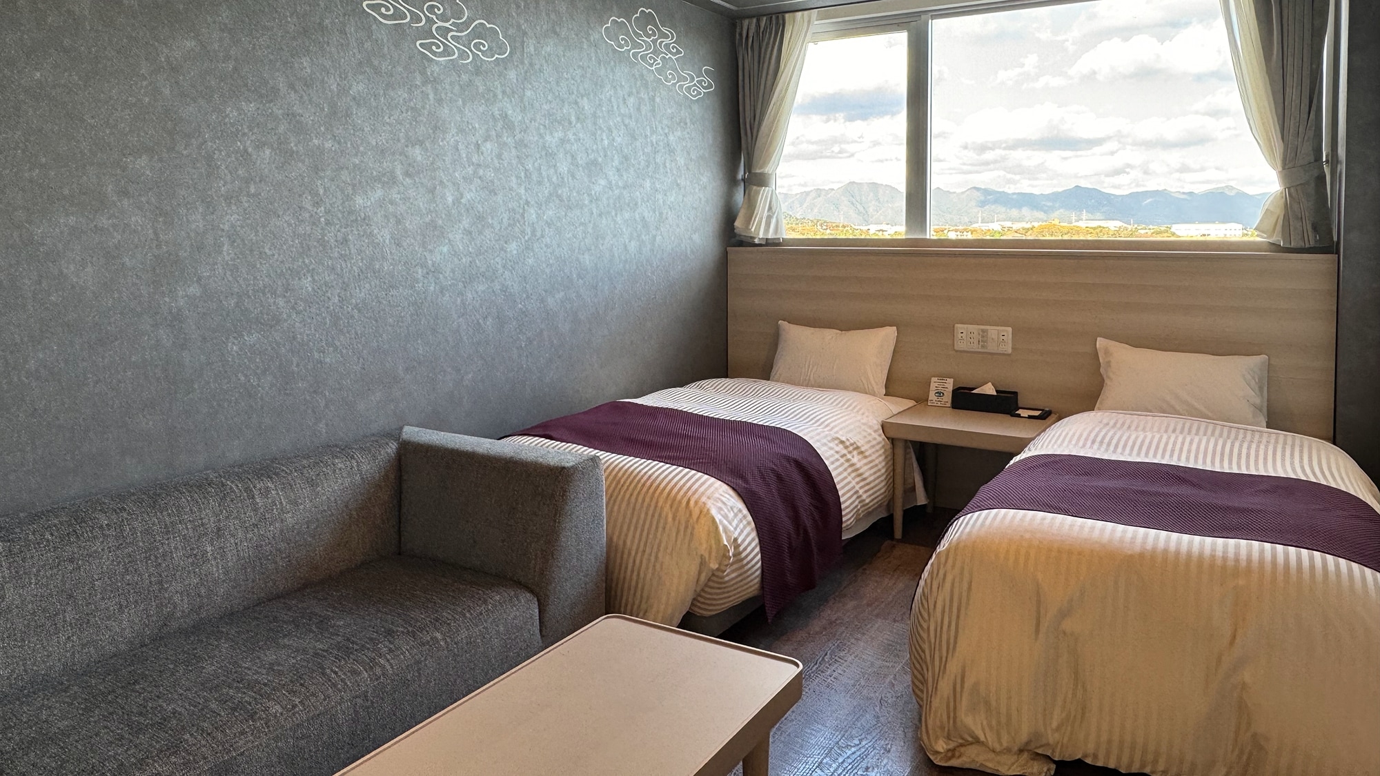 [Lake View Twin] Renewal in spring 2024. A lake view guest room with a relaxing view of Lake Jinzai.