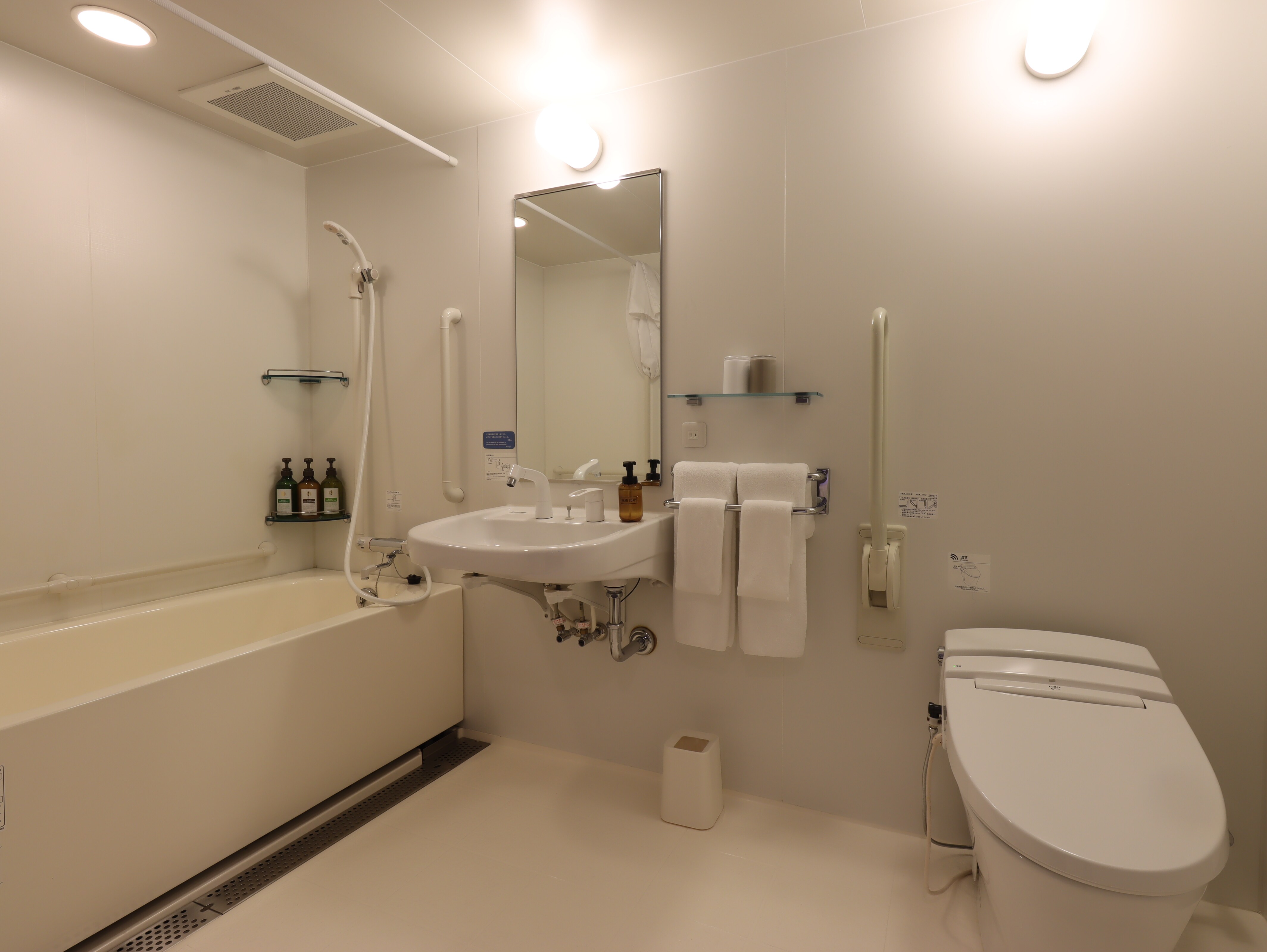 Universal Twin Room (bathtub, toilet)