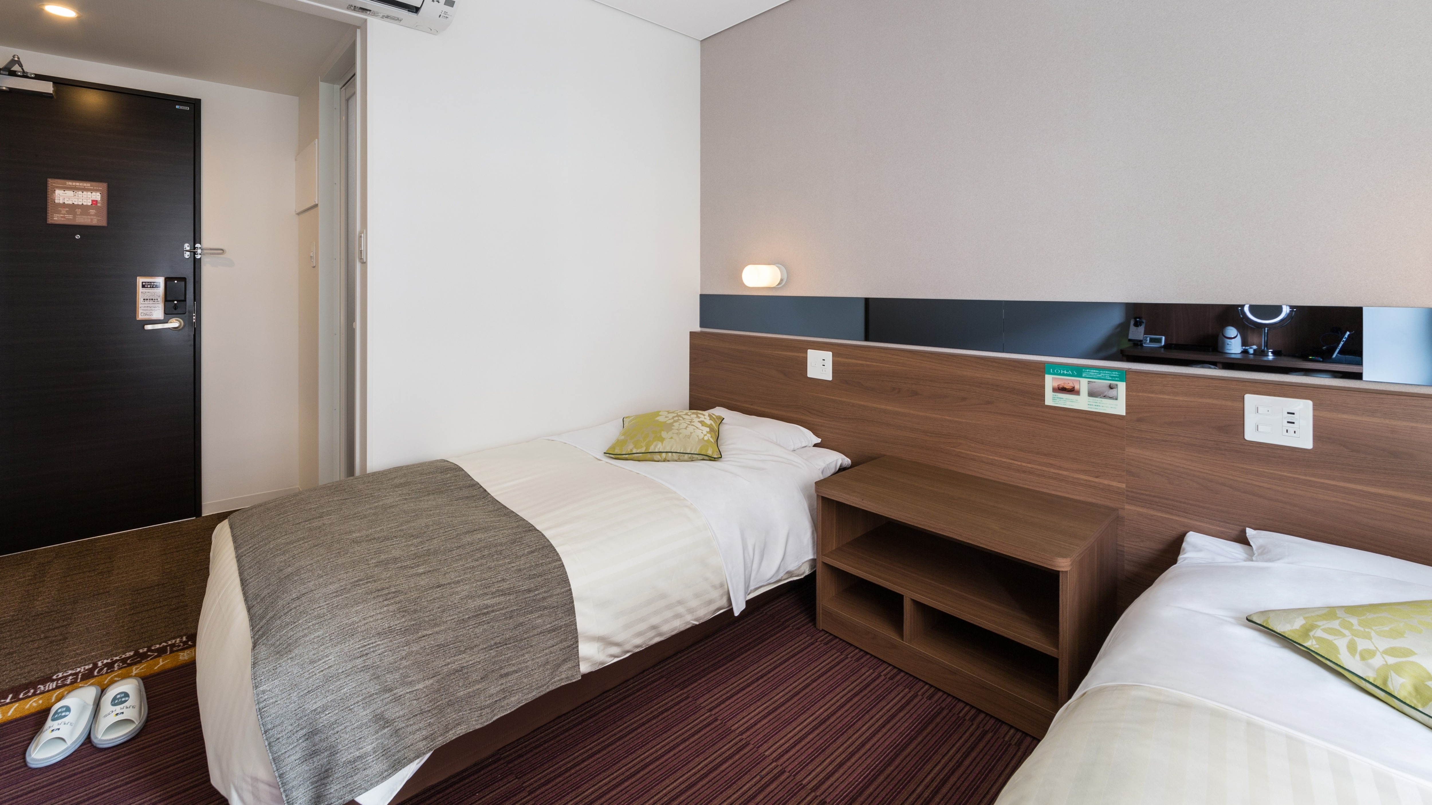 Tersedia dua tempat tidur selebar 90cm.