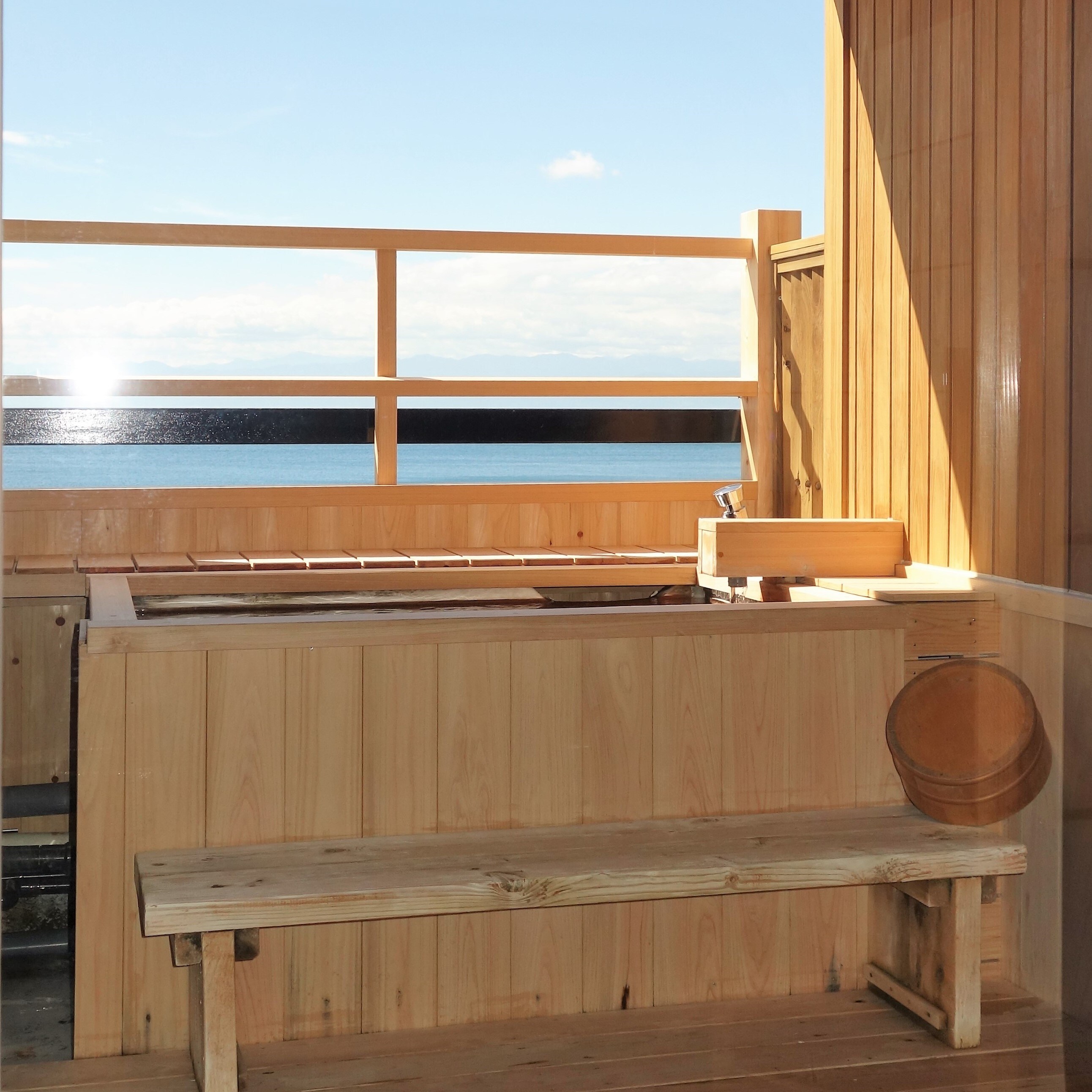 Example of an open-air bath overlooking the sea ⑤