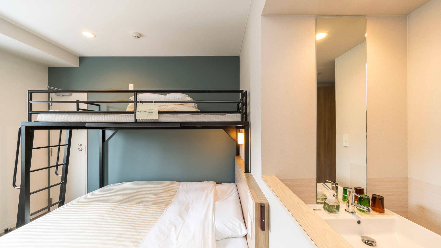 150cm wide bed + 90cm wide loft bed