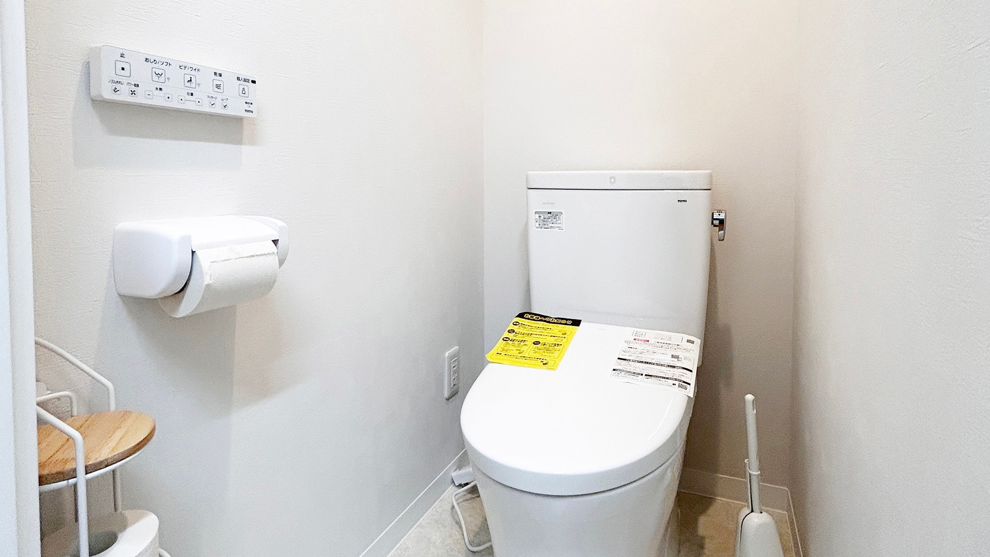 ・[EAST 1F Toilets] Separate toilets with washlets for men and women are available.