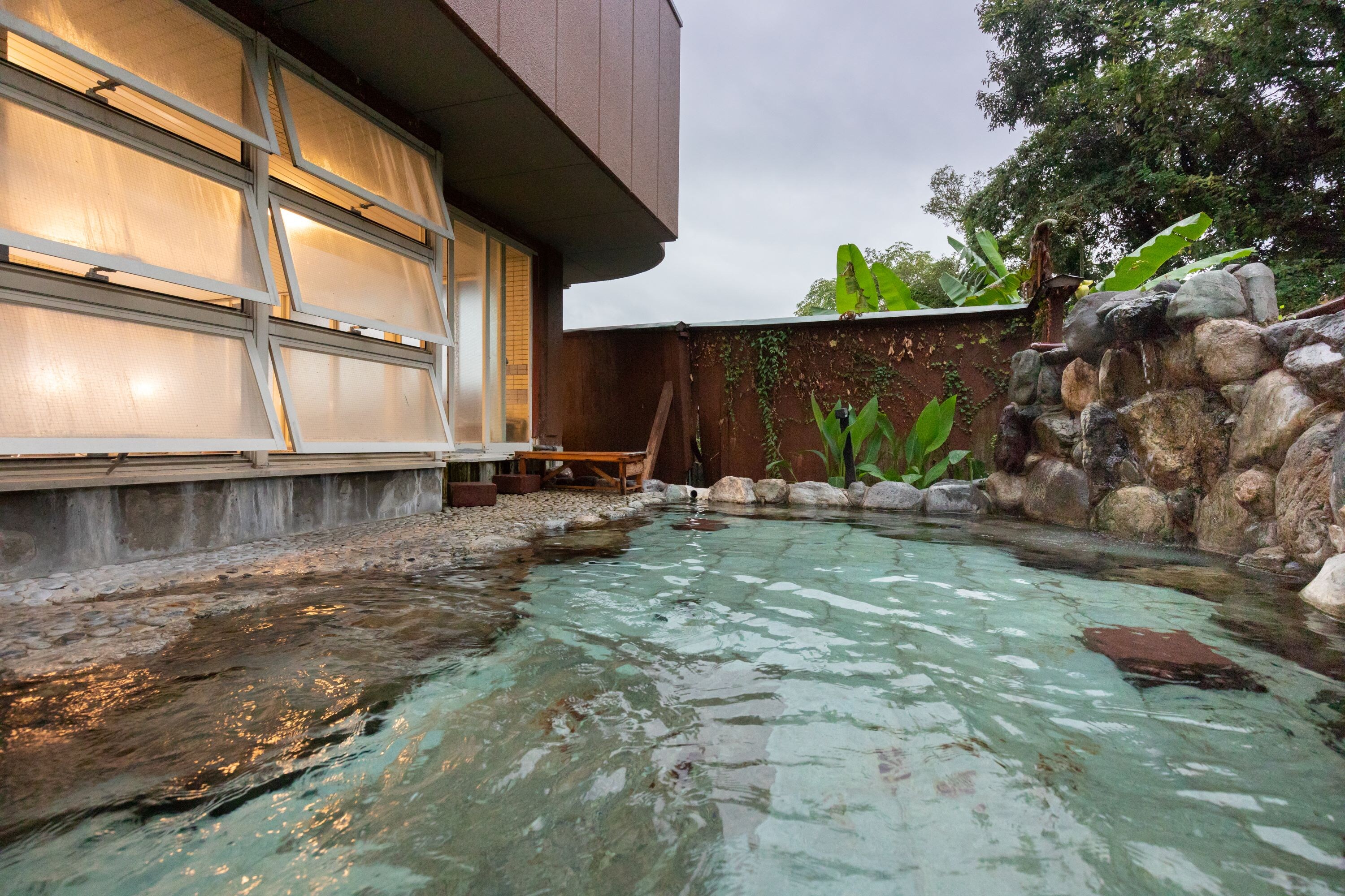 You can relax and unwind after a long day in the open-air bath.