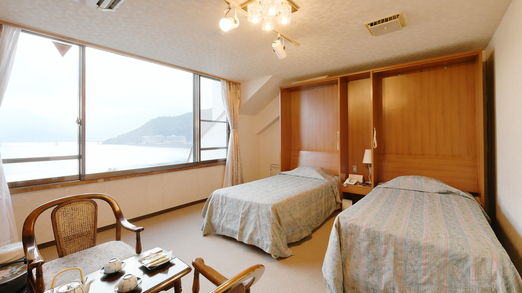 [Top floor guest room: Western-style twin room] With Lake Kawaguchiko under your eyes, the excellent location is just a superb view (^^ ♪