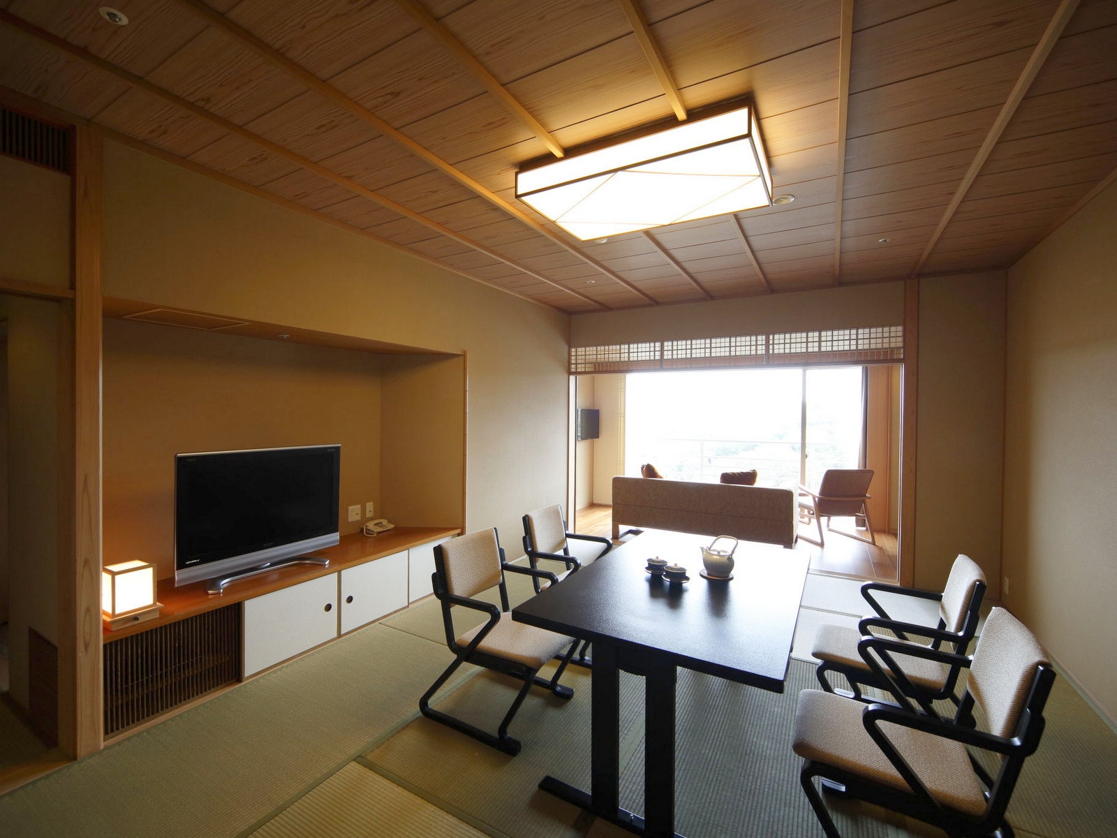 [Central building 5-8F: Japanese-Western style room] The Japanese-style room is equipped with a high chair that reduces the burden on the legs and allows you to enjoy meals comfortably.