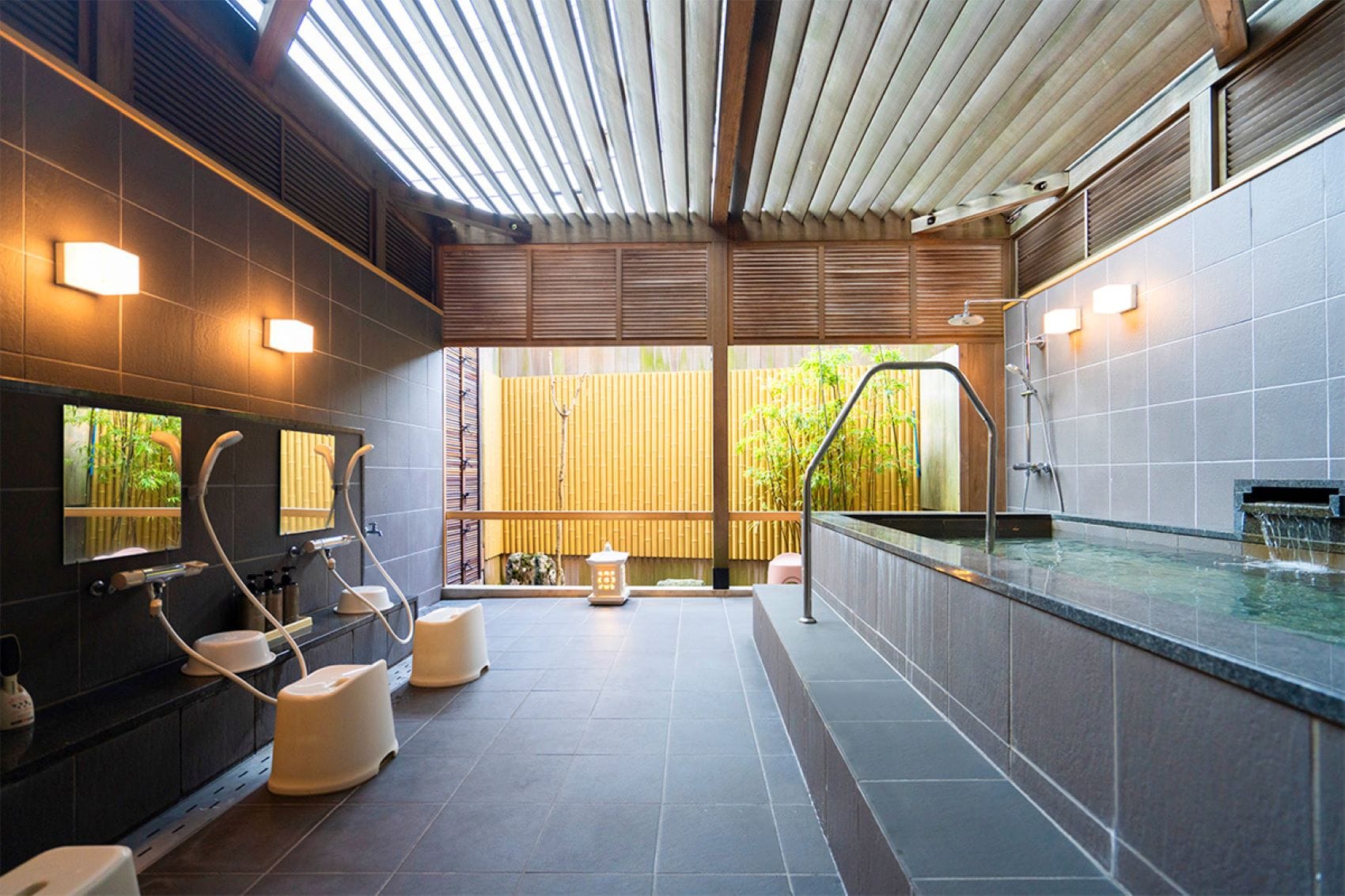 Phòng tắm ngoài trời tầng 1