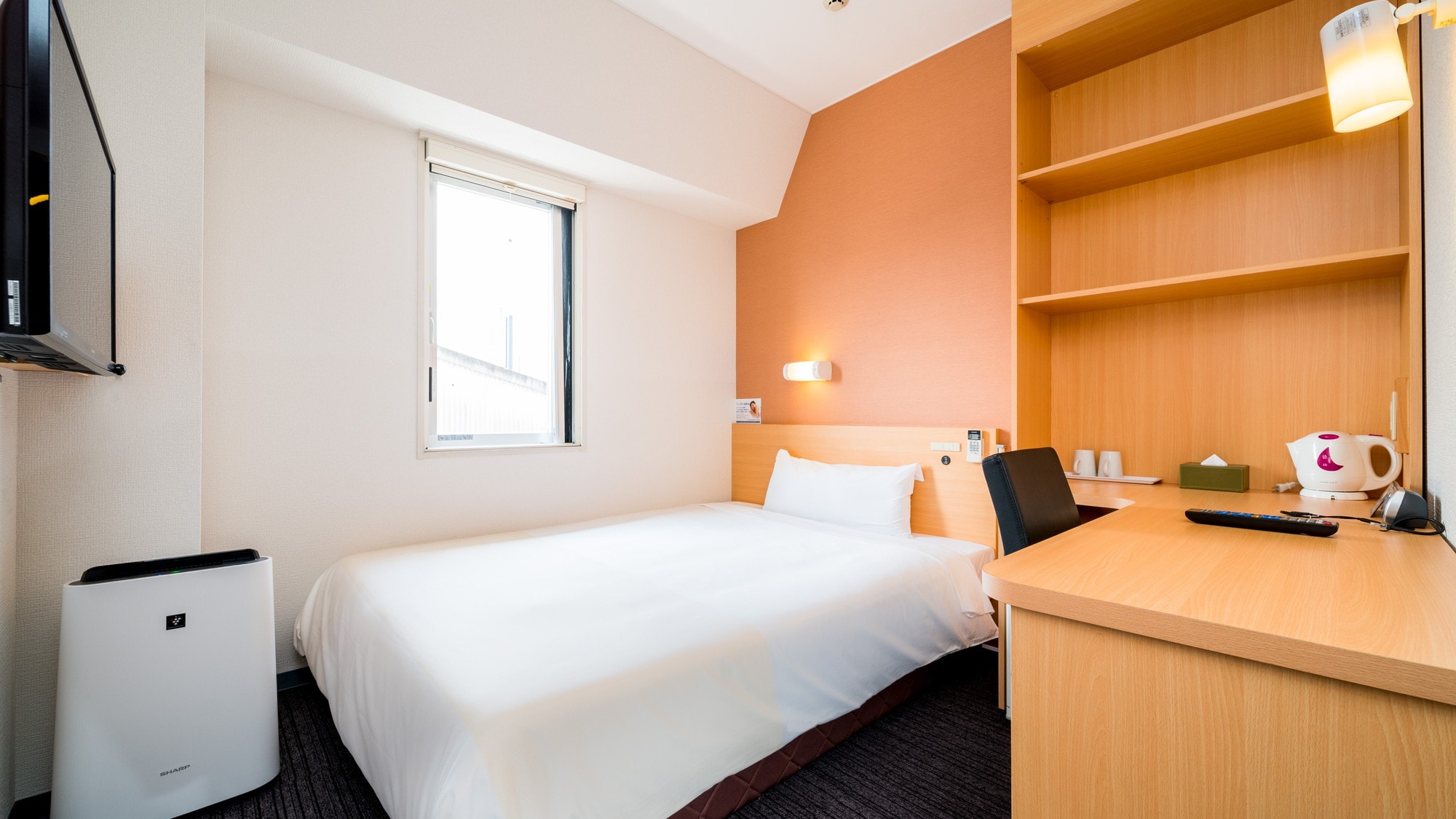 There are also spacious rooms with shelves. Recommended for long stays!