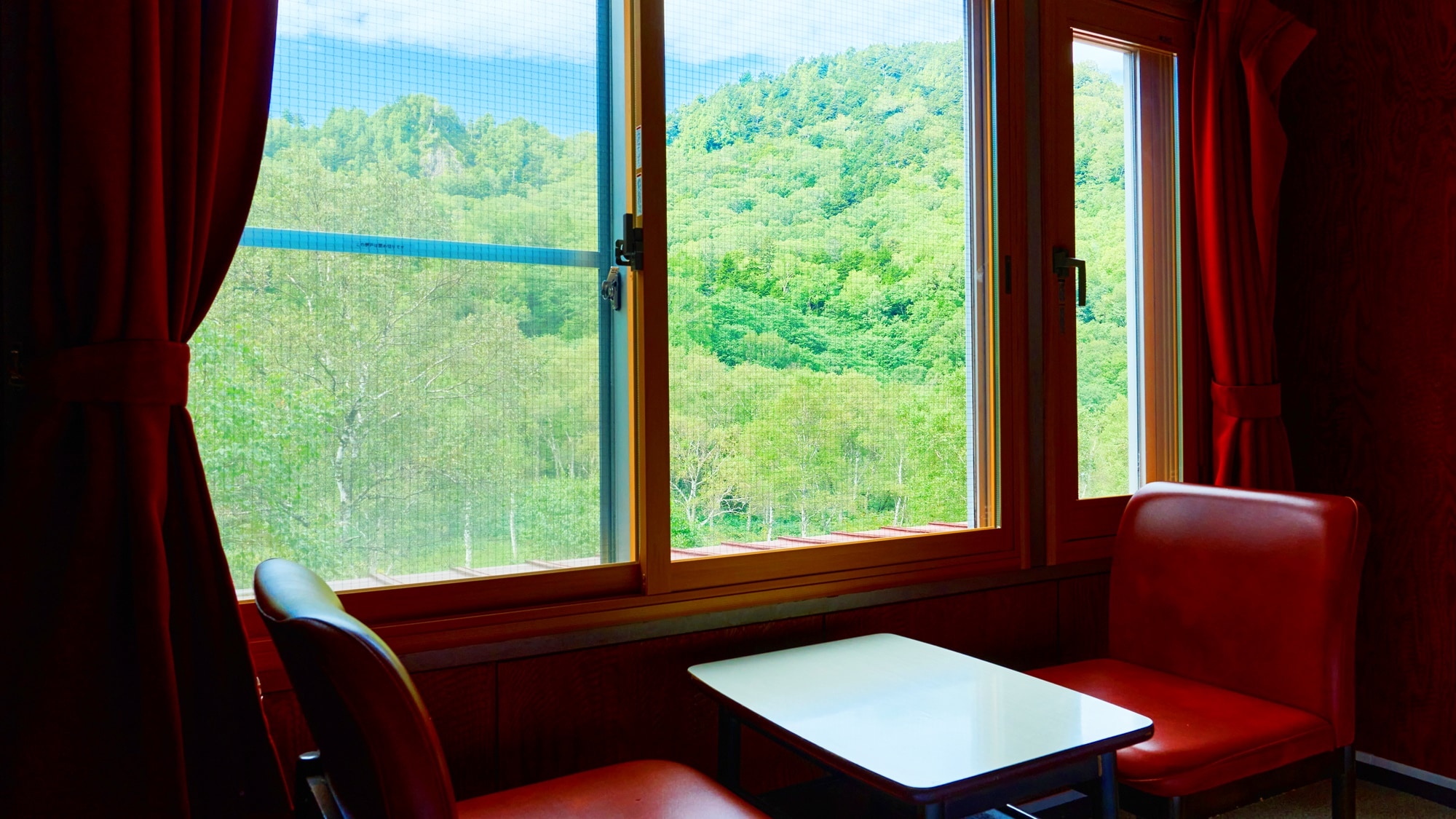 *[Garden view room view] Take a deep breath and fill your lungs with the clear air.