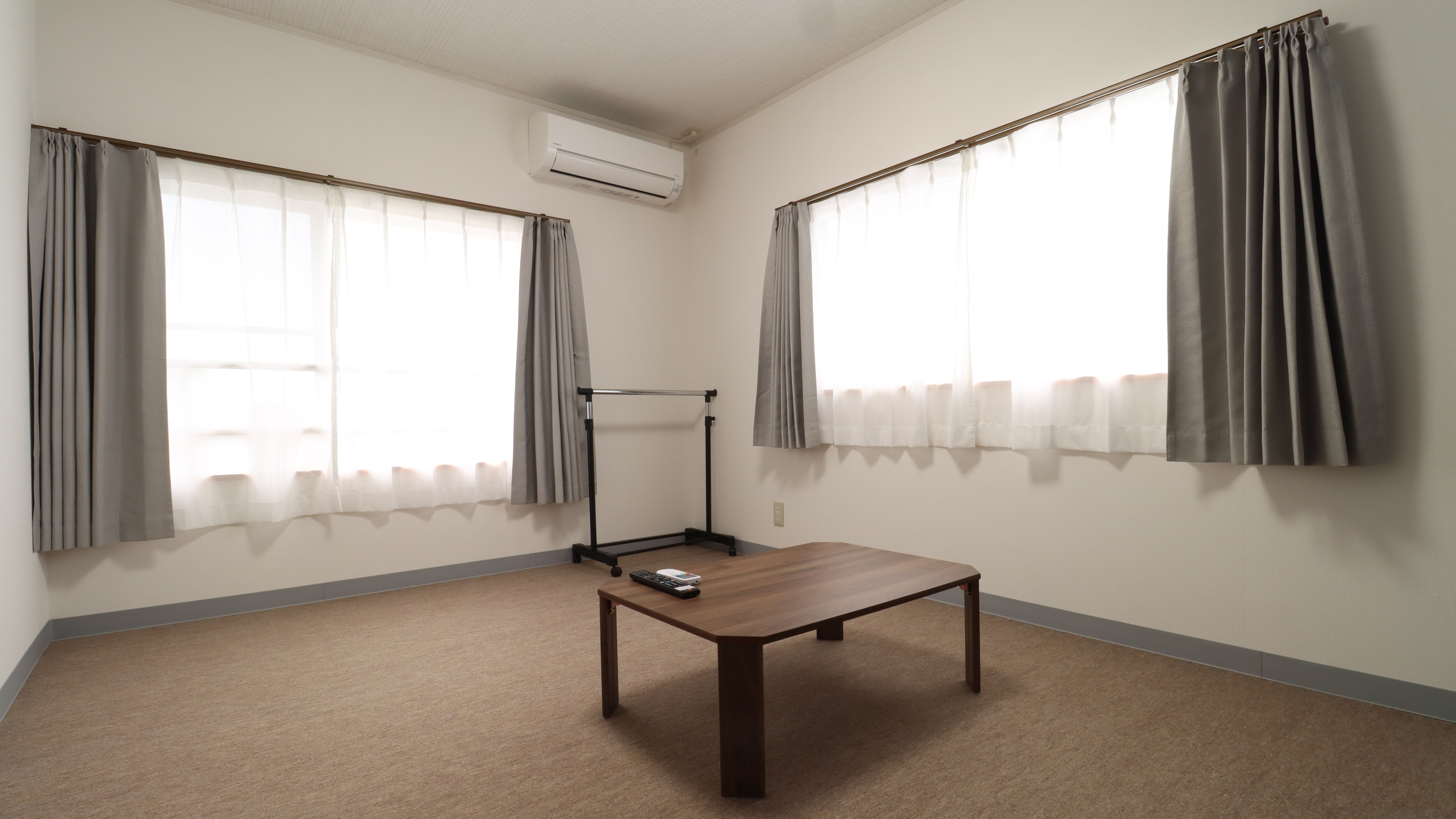 [205] This is a beautiful room that has been completely renovated.
