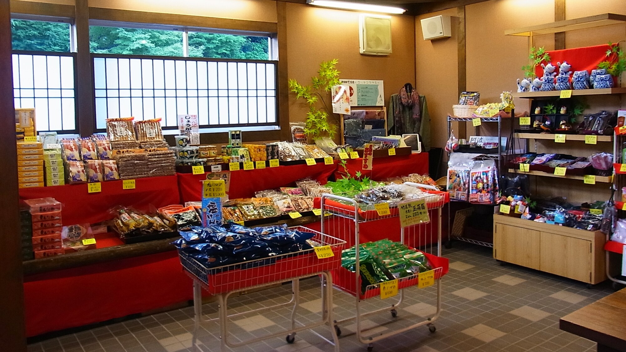 *[Shop] We have a wide selection of local delicacies and specialties. Perfect for souvenirs.