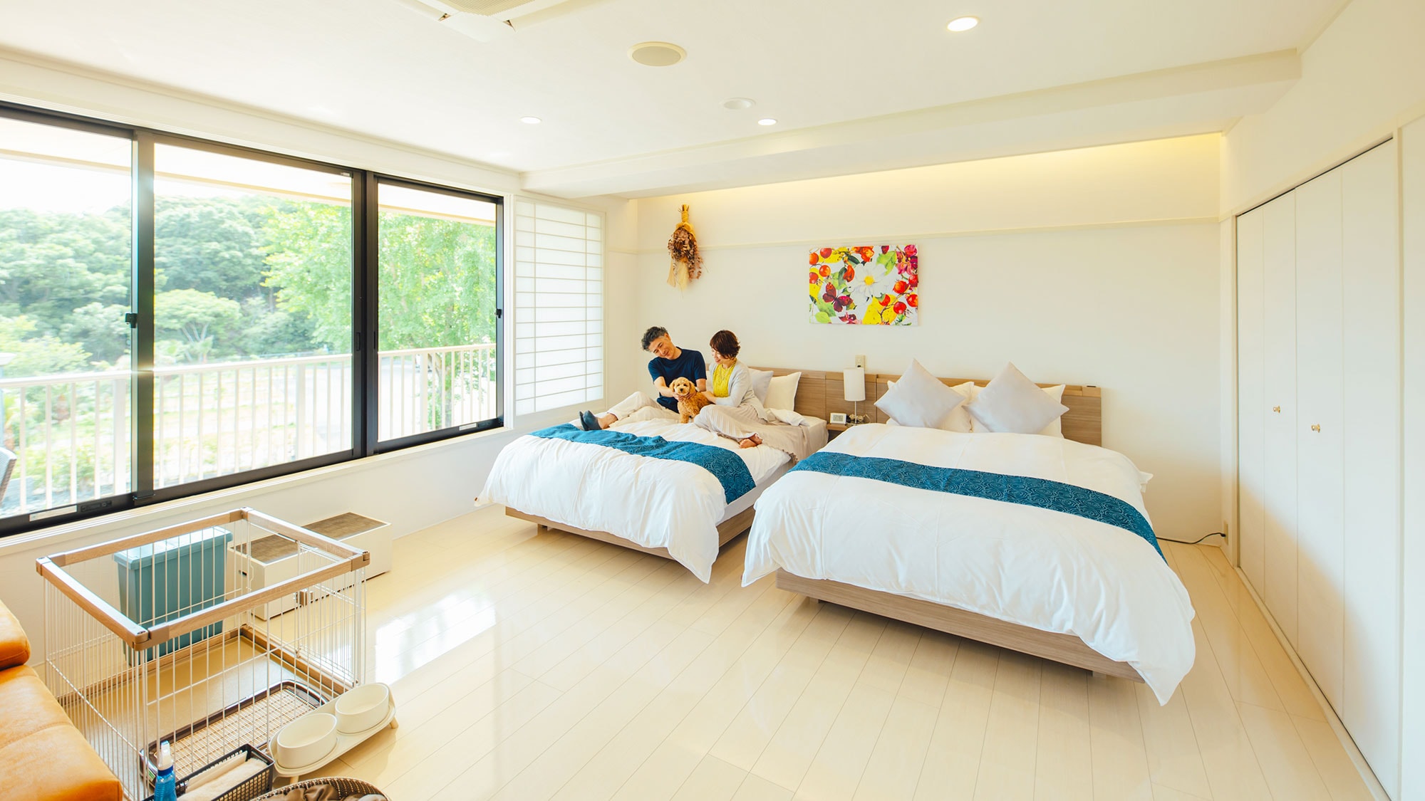 [Executive Twin (White)] A modern room with a white base.